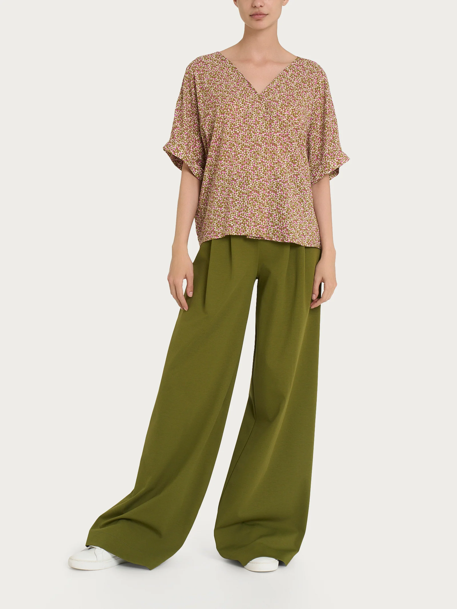 Blusa con geometric pattern e manica kimono in Ecoseta - Fant. Cattleya Orchid - Image 4