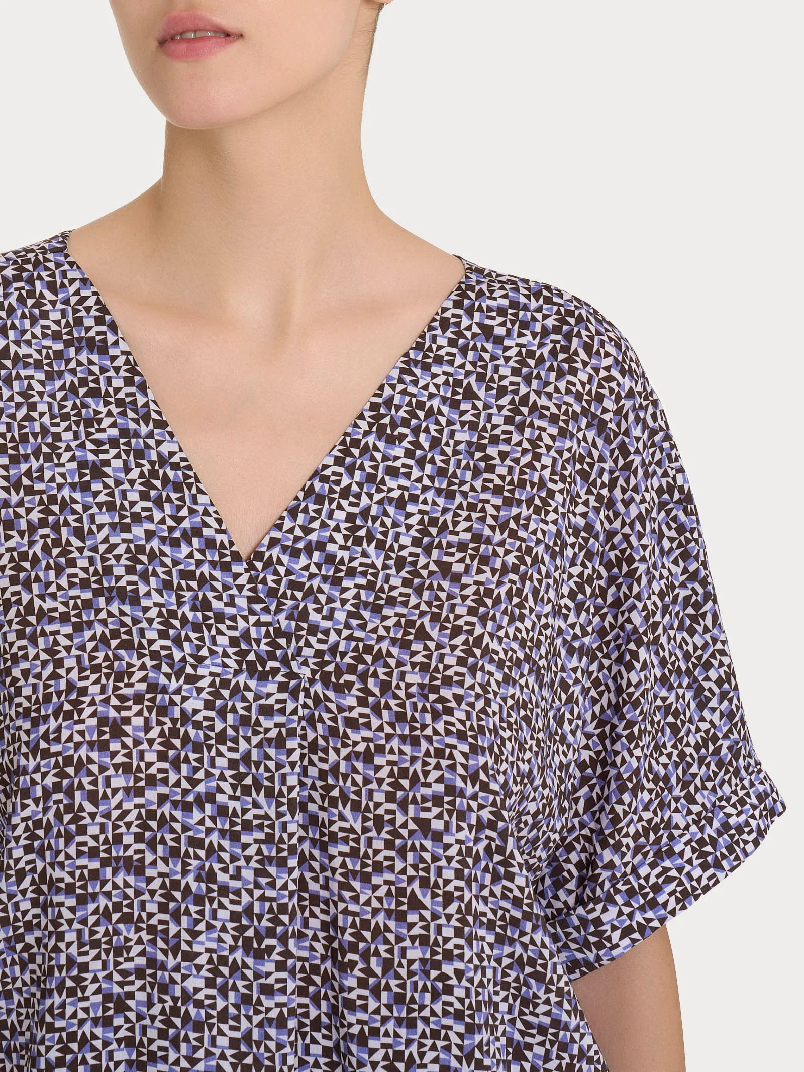 Blusa con geometric pattern e manica kimono in Ecoseta - Fant. Thistle - Image 3