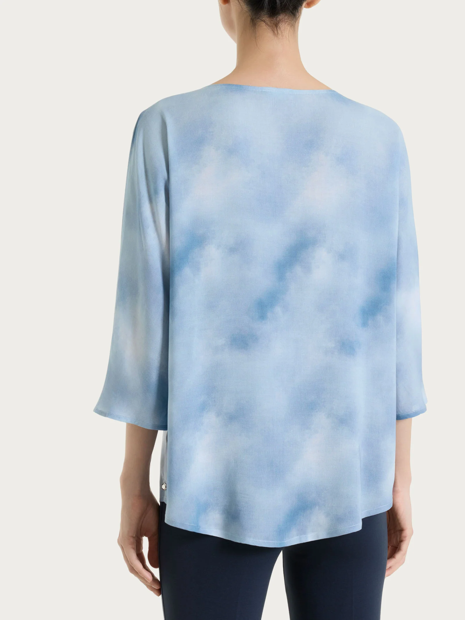 Blusa con manica 3/4 e fantasia in EcoSeta - Fant. Blue Fog - Image 2