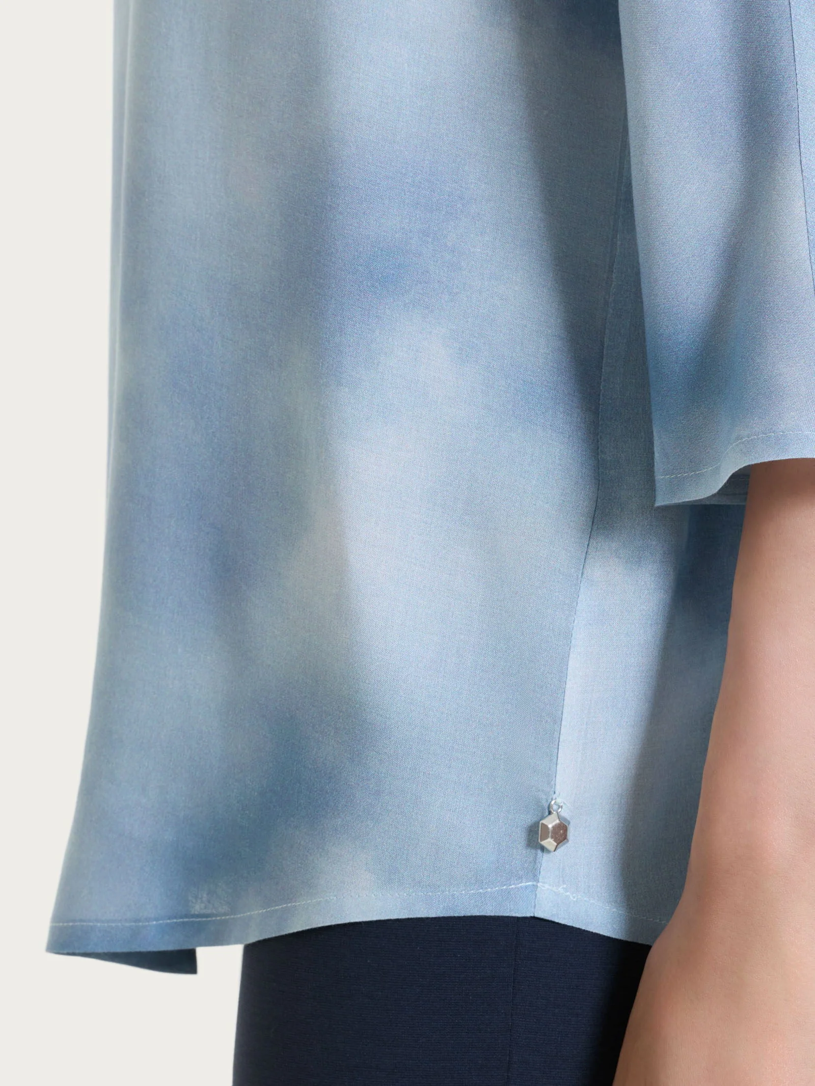 Blusa con manica 3/4 e fantasia in EcoSeta - Fant. Blue Fog - Image 3