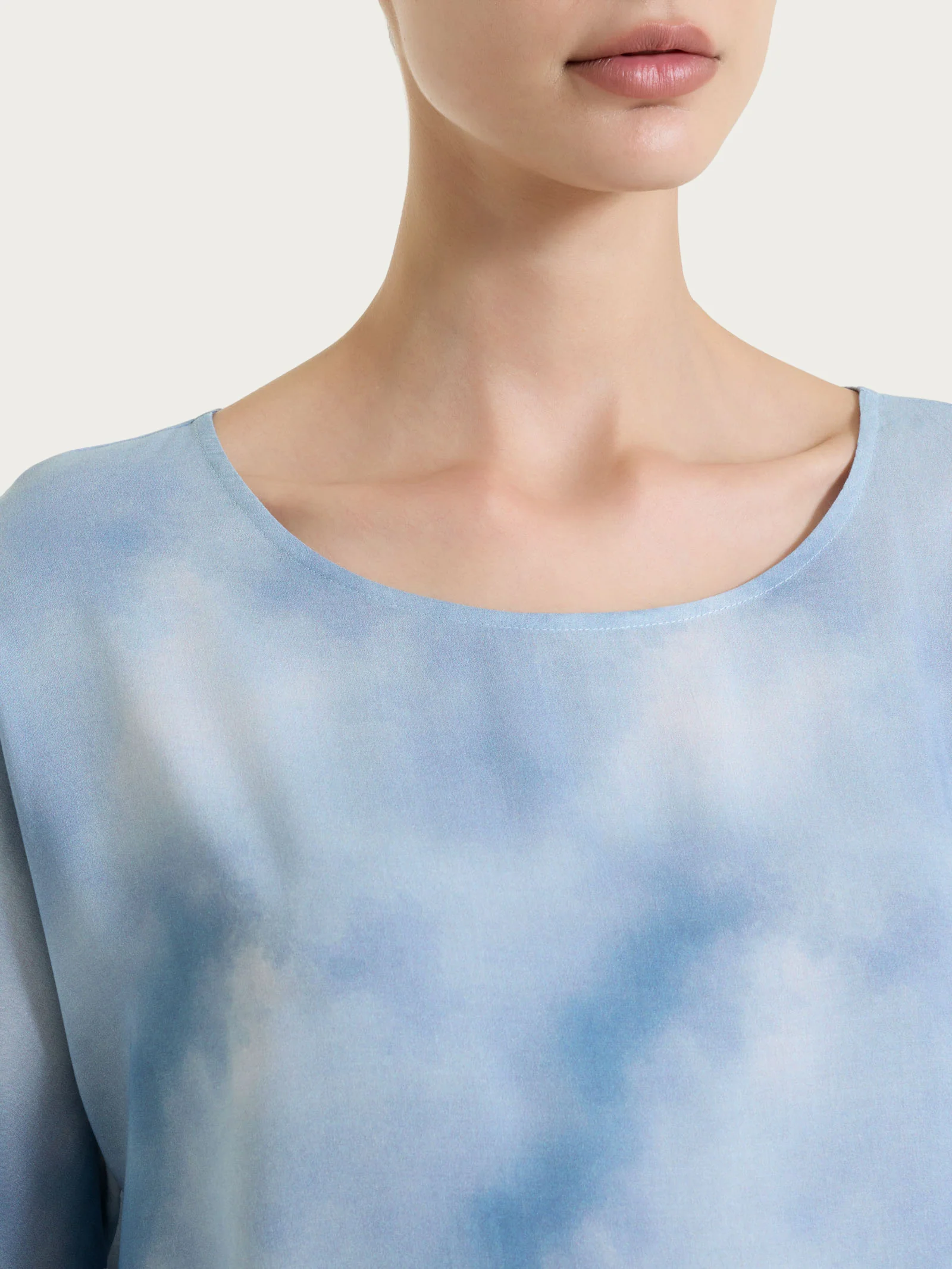 Blusa con manica 3/4 e fantasia in EcoSeta - Fant. Blue Fog - Image 4