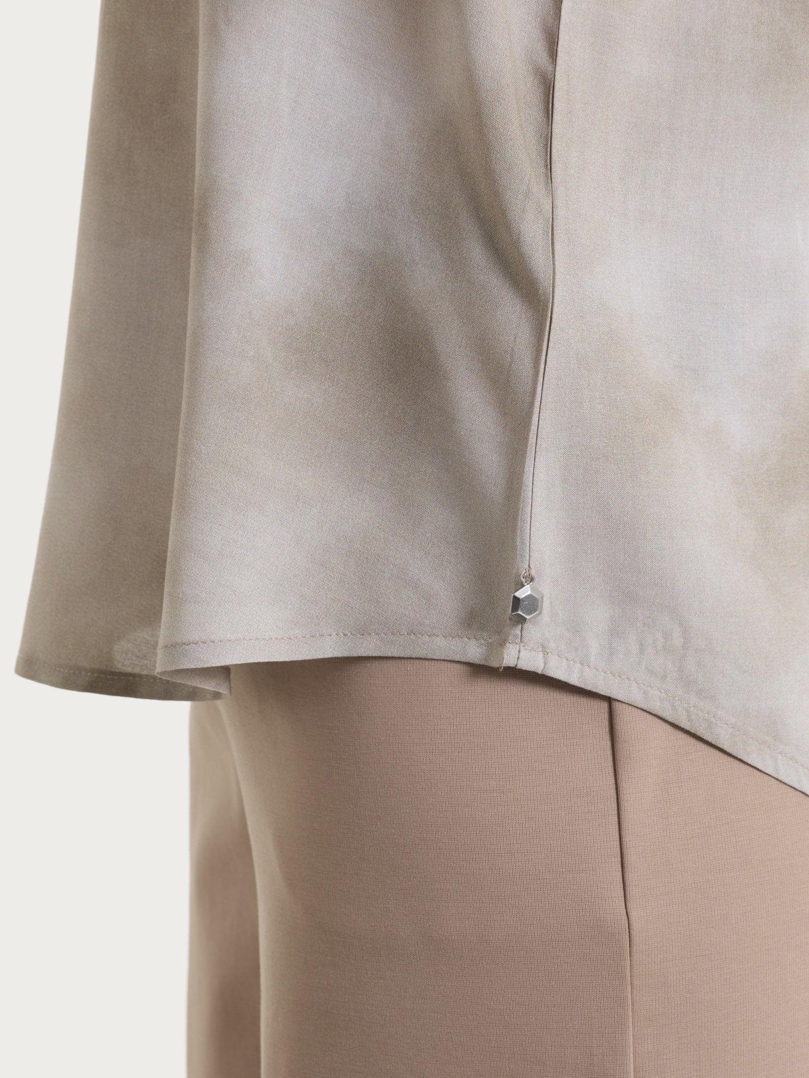 Blusa con manica 3/4 e fantasia in EcoSeta - Fant. Crockery - Image 3