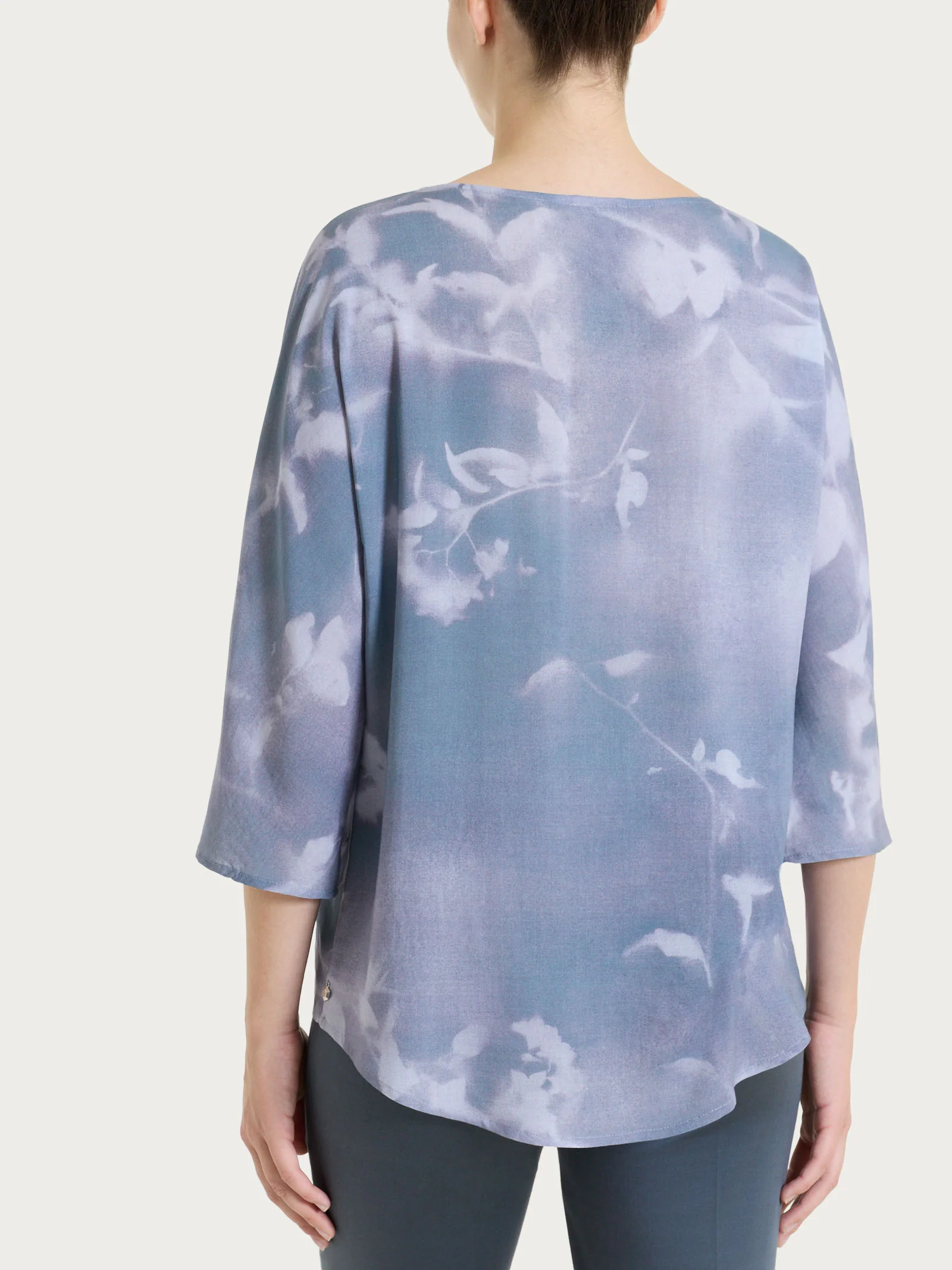 Blusa con manica 3/4 e fantasia in EcoSeta - Fant. Gray Dawn - Image 2