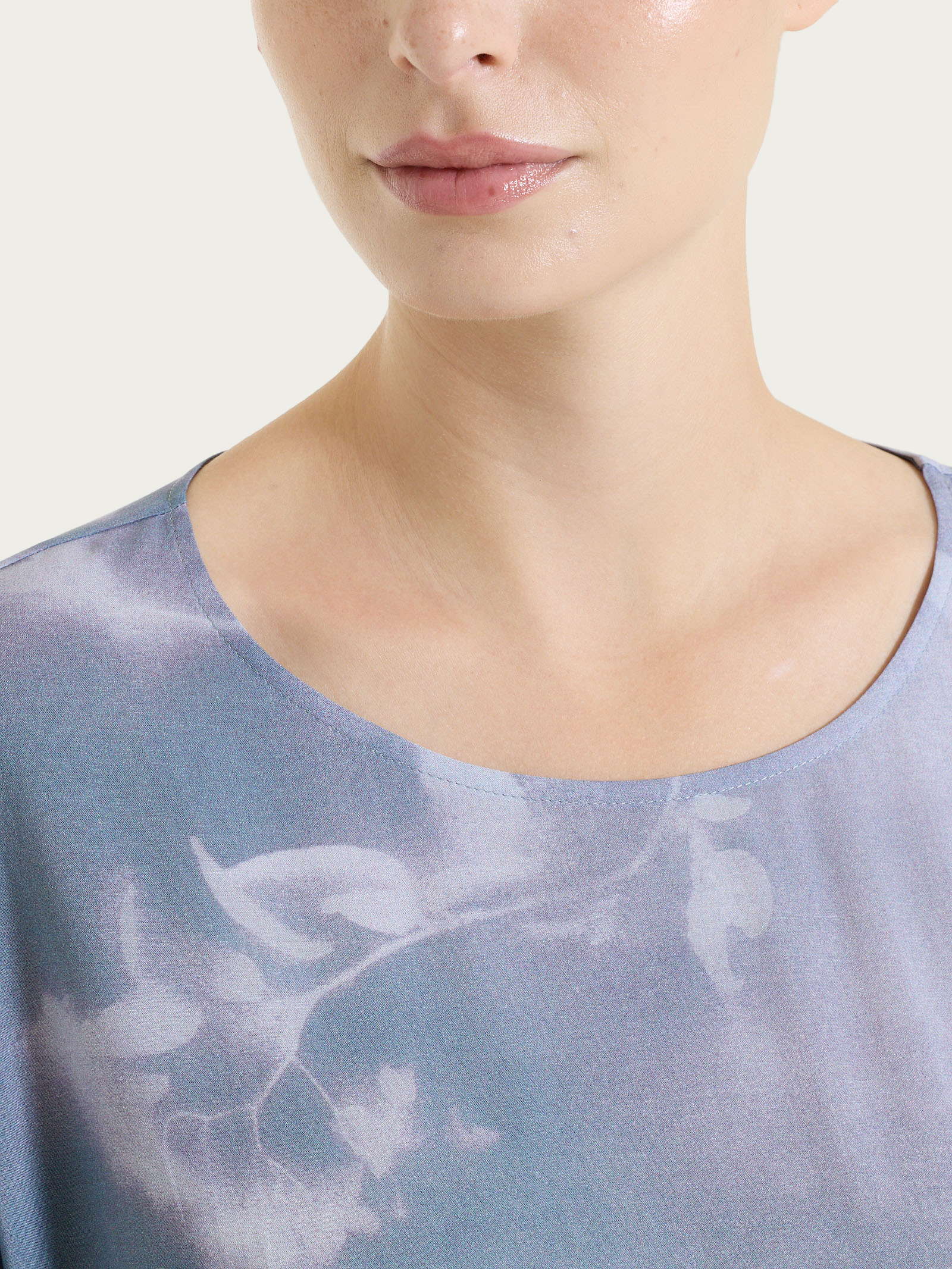 Blusa con manica 3/4 e fantasia in EcoSeta - Fant. Gray Dawn - Image 4