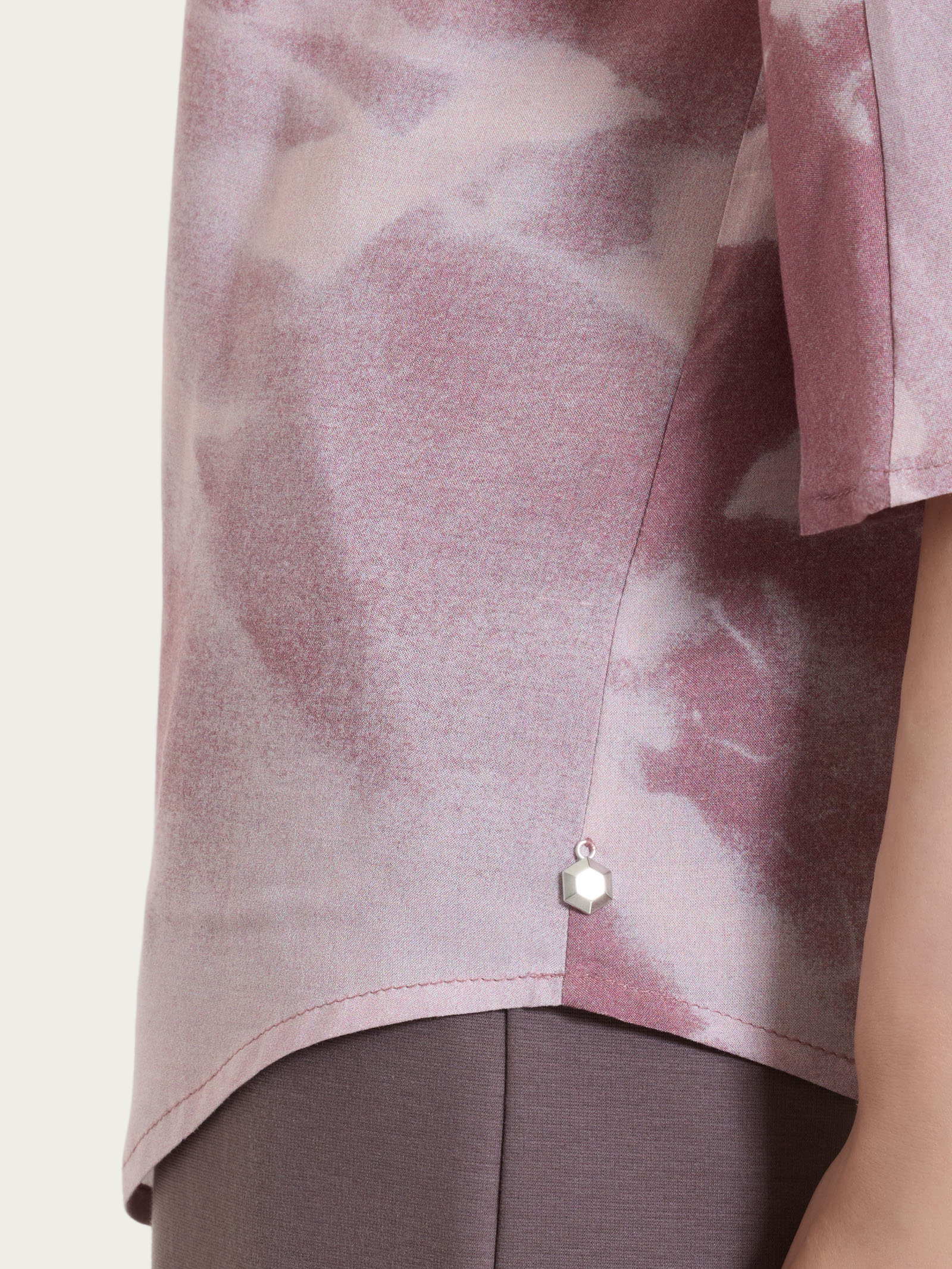 Blusa con manica 3/4 e fantasia in EcoSeta - Fant. Sphinx - Image 3