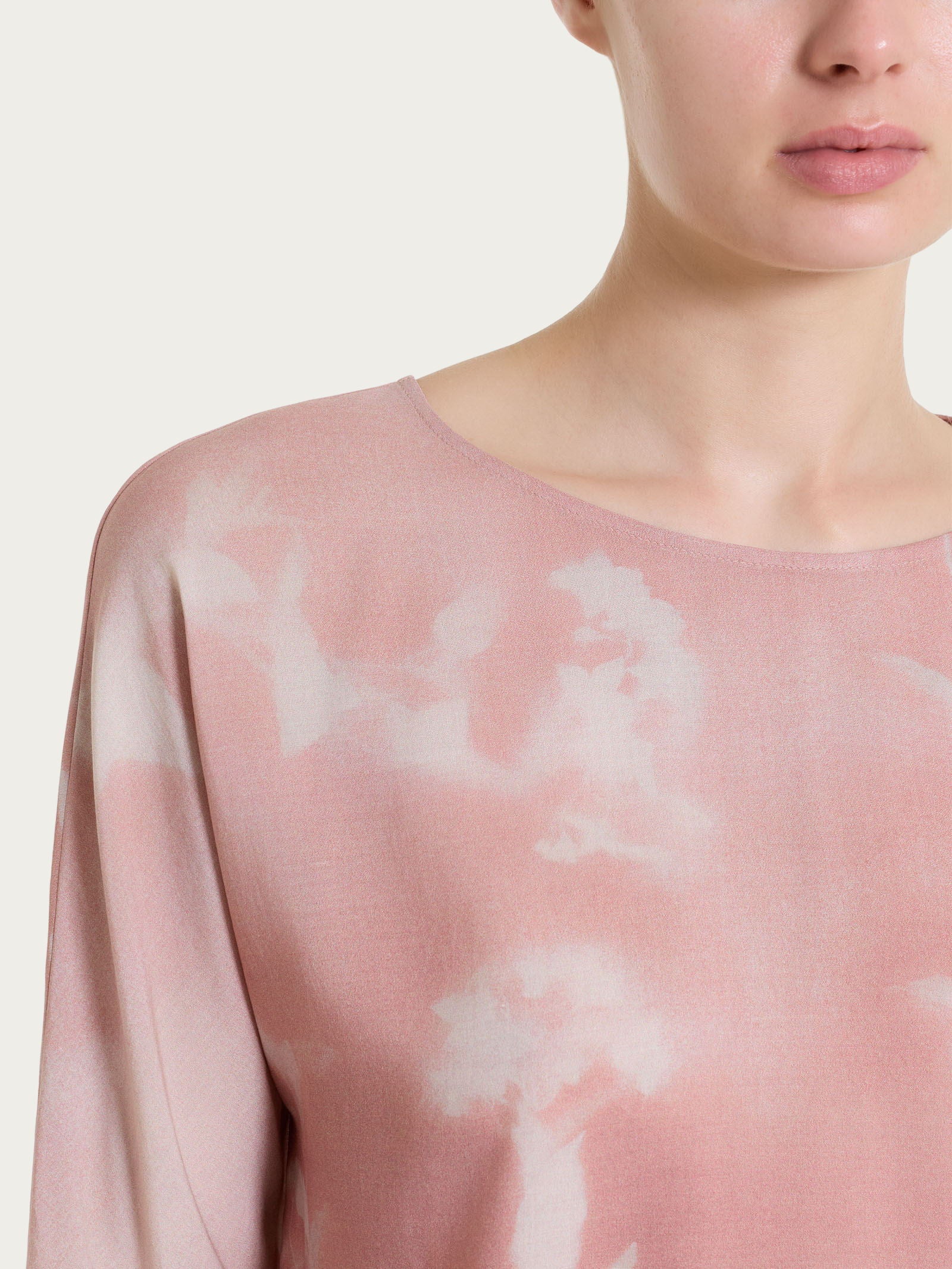 Blusa con manica 3/4 e fantasia in EcoSeta - Fant. Almond Peach - Image 3