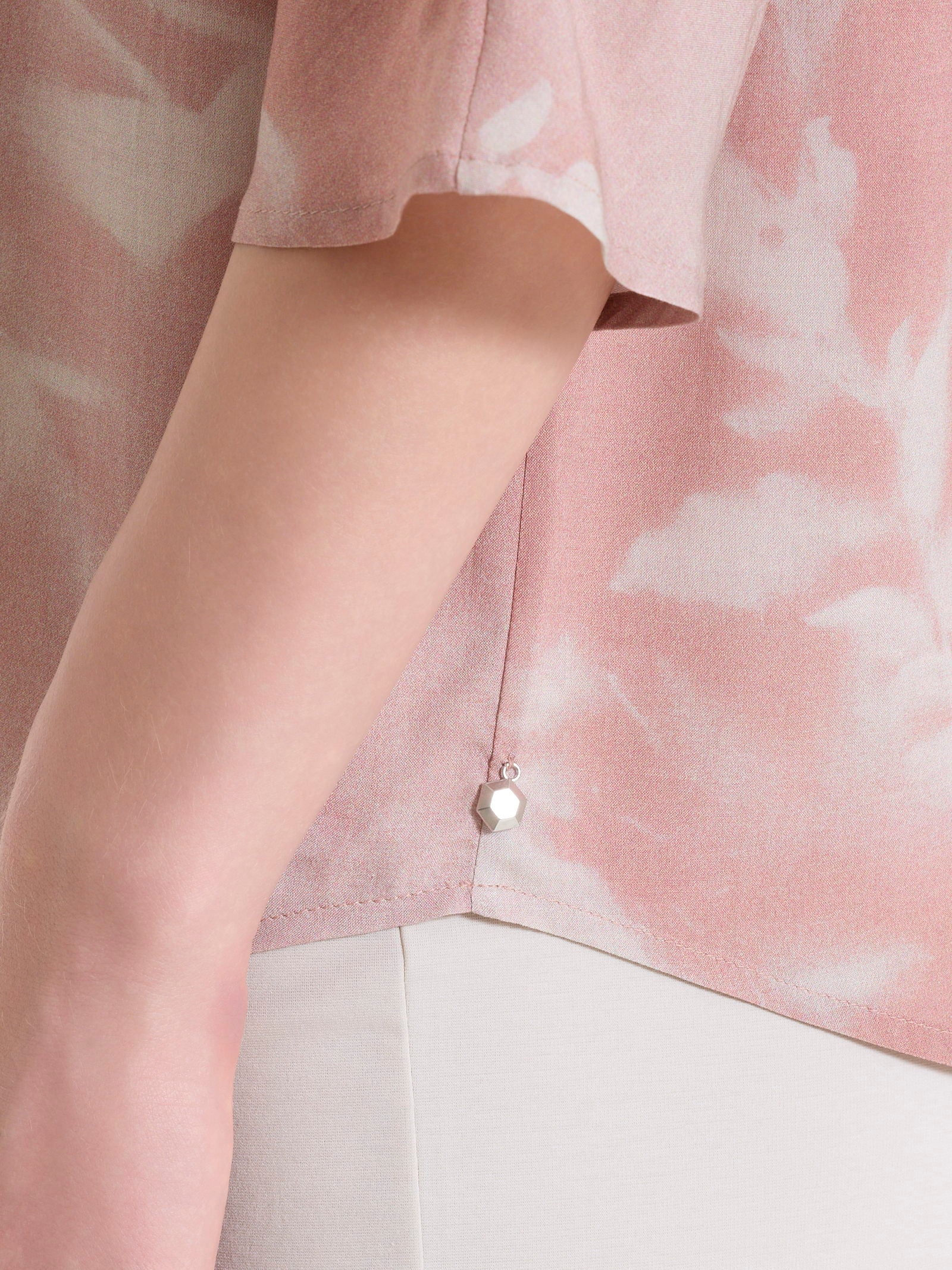Blusa con manica 3/4 e fantasia in EcoSeta - Fant. Almond Peach - Image 4