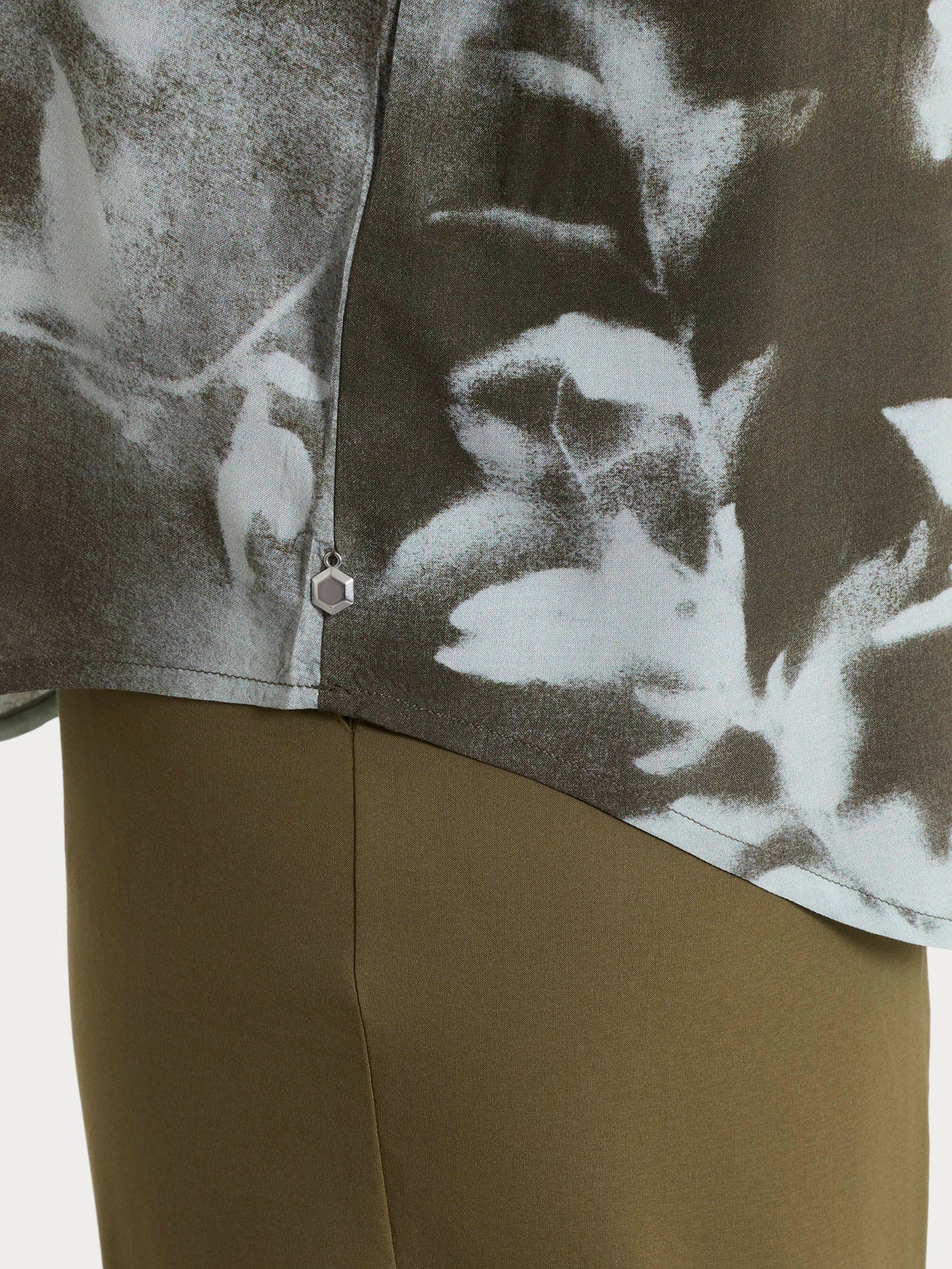 Blusa con manica 3/4 e fantasia in EcoSeta - Fant. Foggy Dew - Image 3