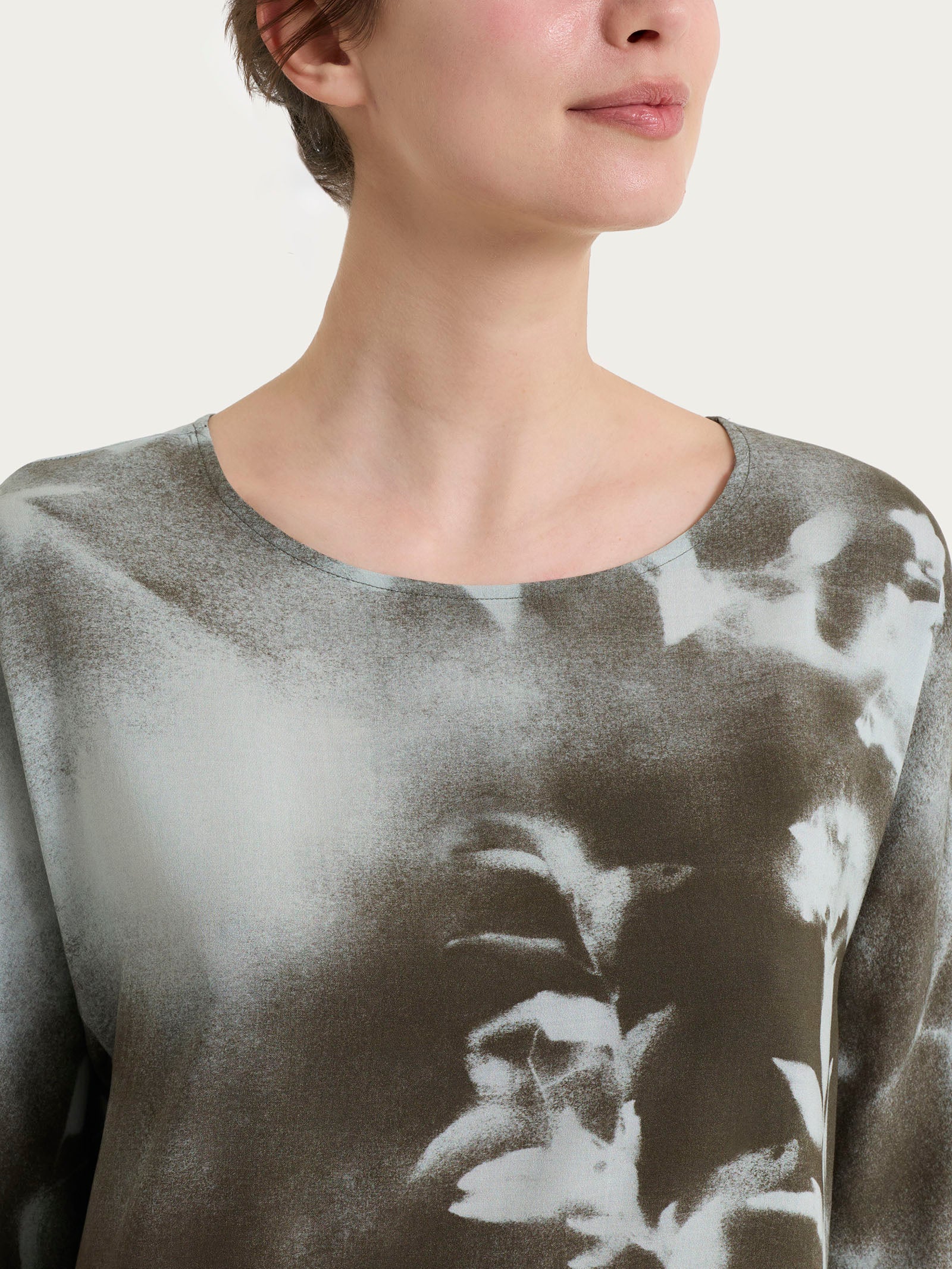 Blusa con manica 3/4 e fantasia in EcoSeta - Fant. Foggy Dew - Image 4
