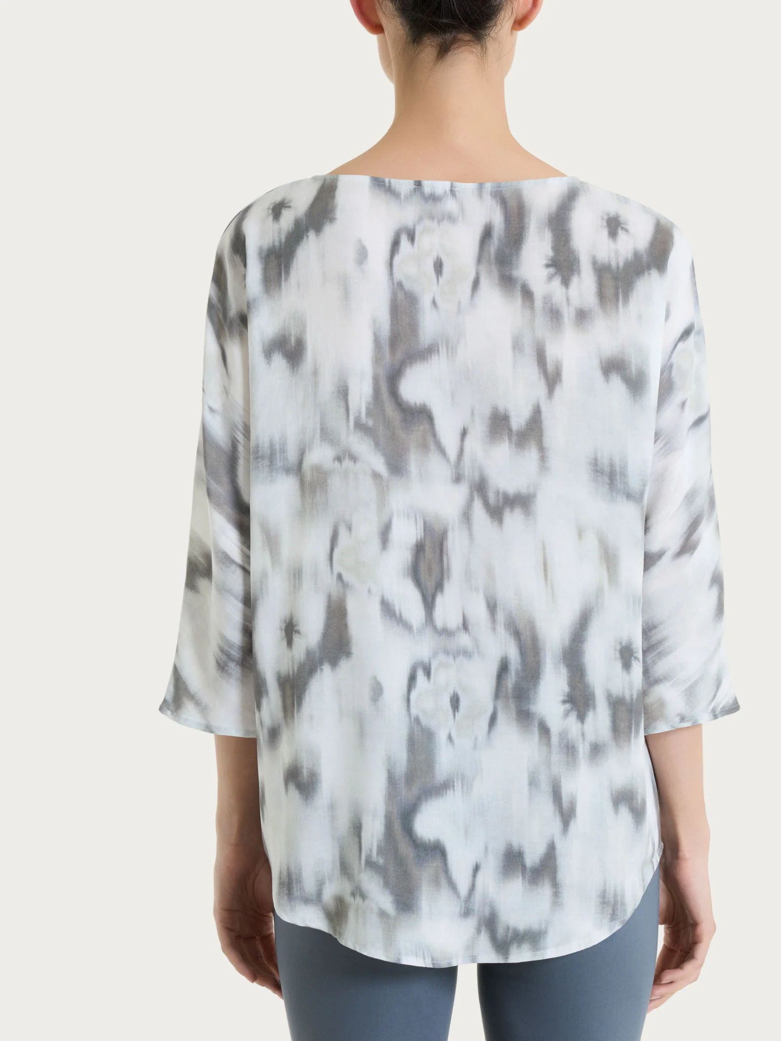 Blusa con manica 3/4 e fantasia in EcoSeta - Fant. Turbulence - Image 2