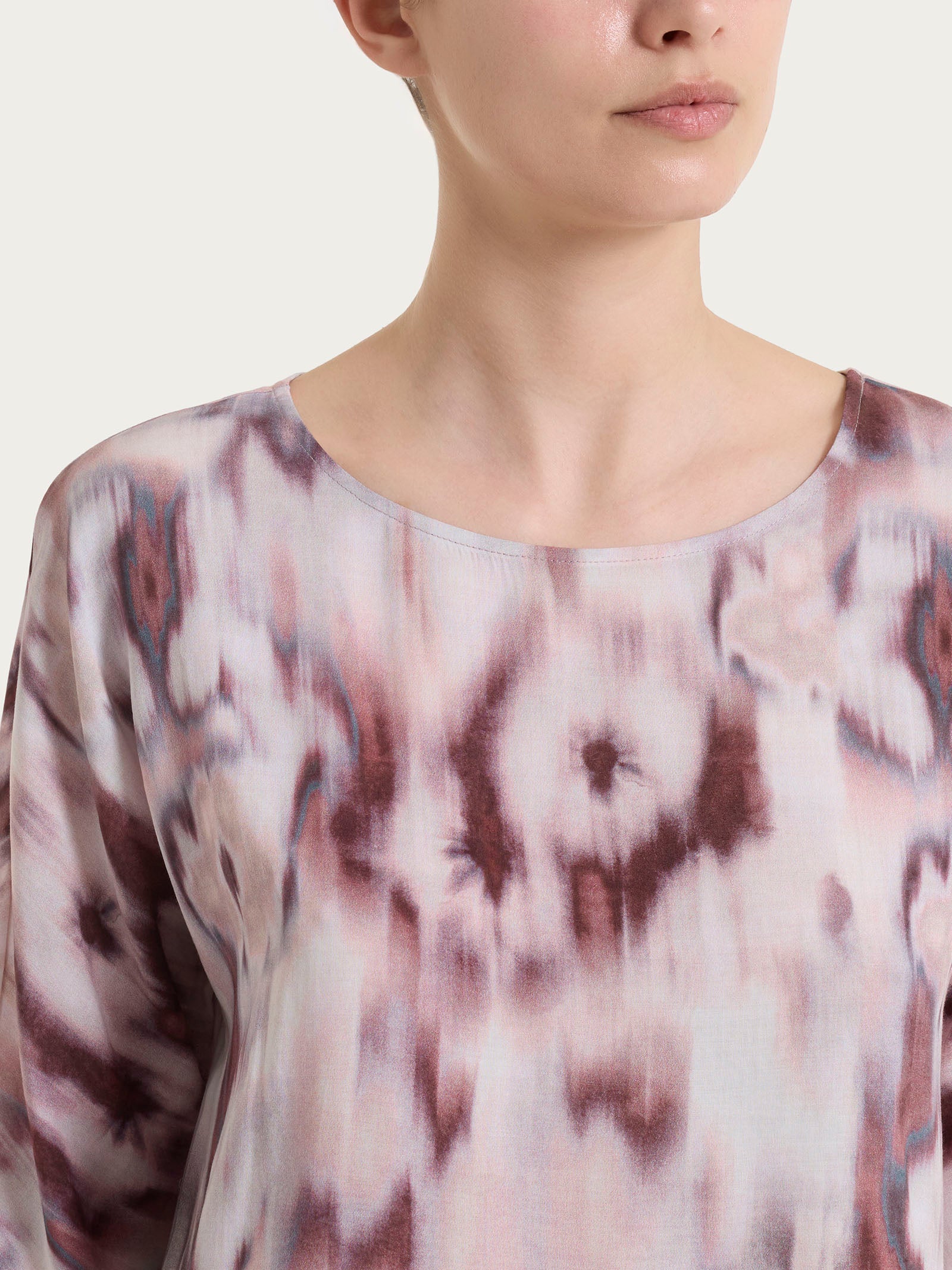 Blusa con manica 3/4 e fantasia in EcoSeta - Fant. Mahogany - Image 4