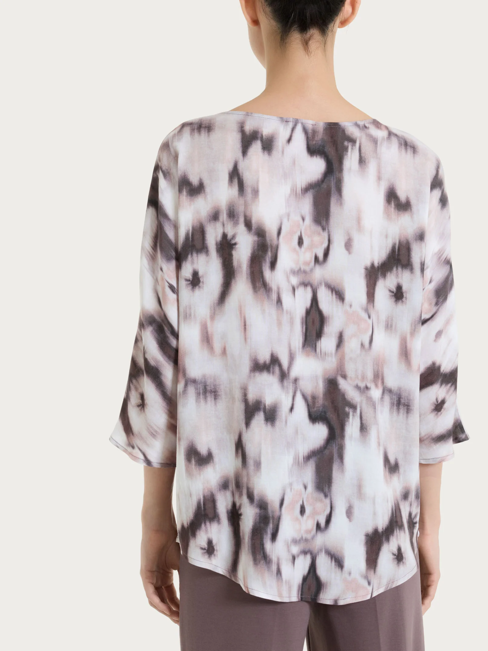 Blusa con manica 3/4 e fantasia in EcoSeta - Fant. Raisin - Image 2