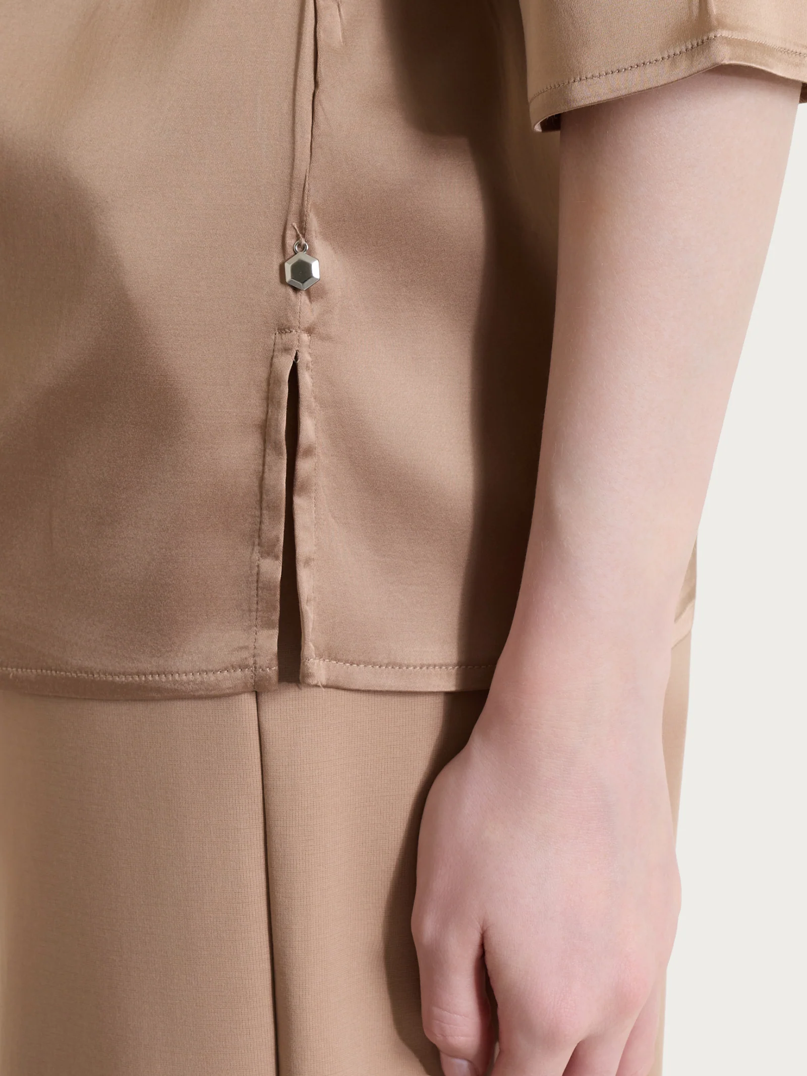 Blusa con manica 3/4 in Stretch Satin - Warm Taupe - Image 4