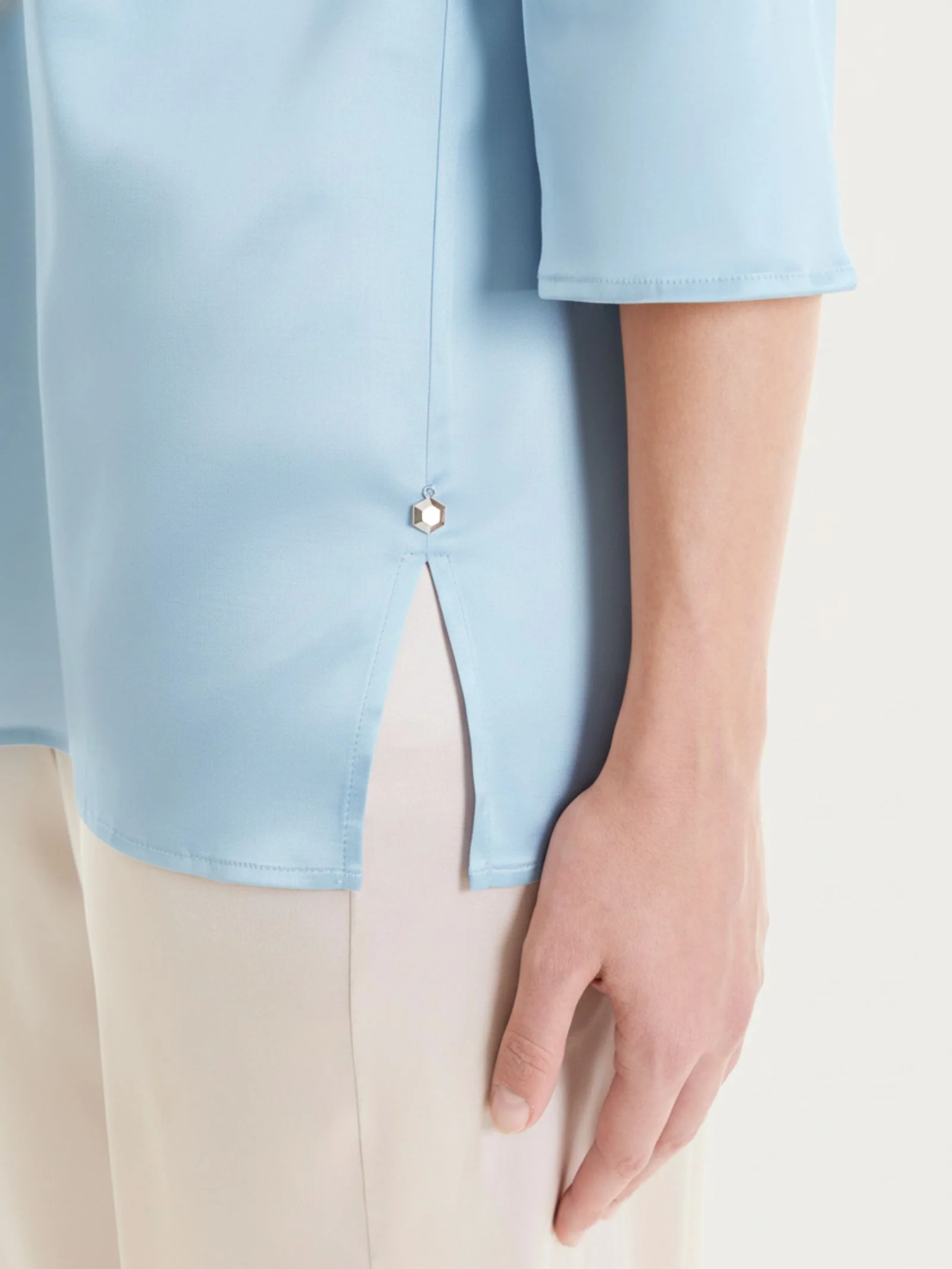 Blusa con manica 3/4 in Stretch Satin - Dusty Blue - Image 3