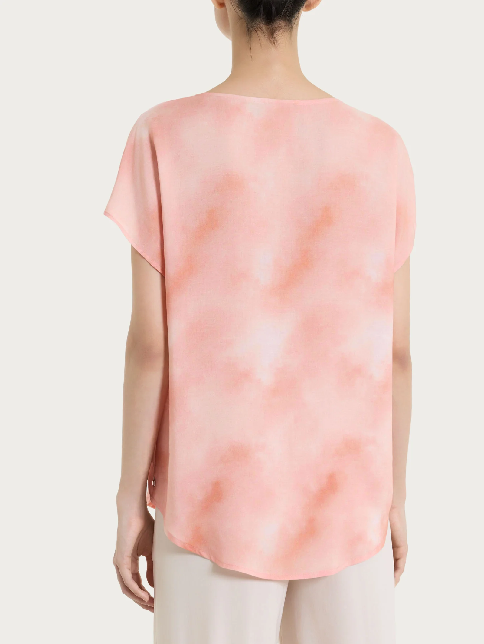 Blusa con manica corta e fantasia in EcoSeta - Fant. Cameo Rose - Image 2