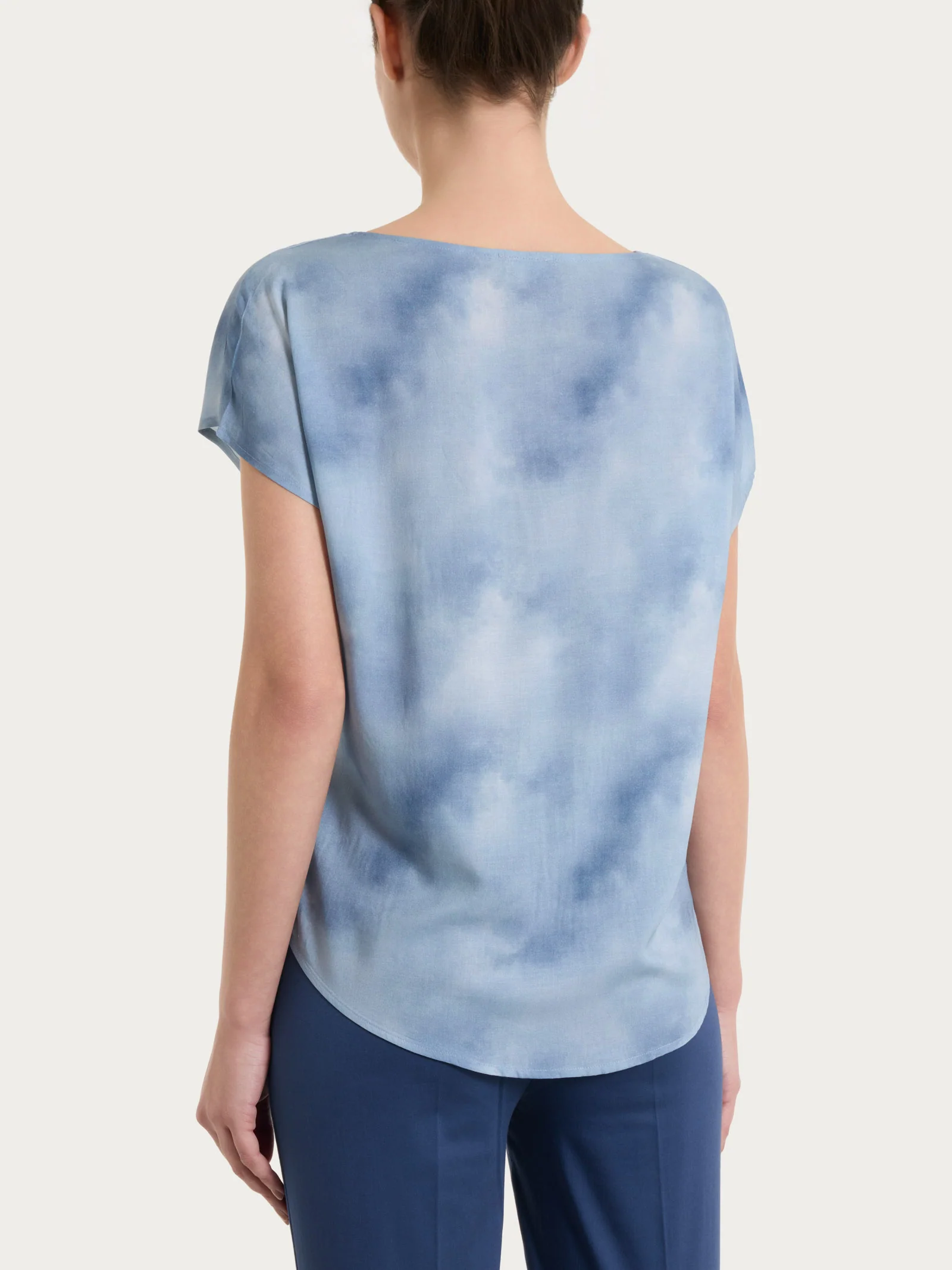 Blusa con manica corta e fantasia in EcoSeta - Fant. Blue Fog - Image 2