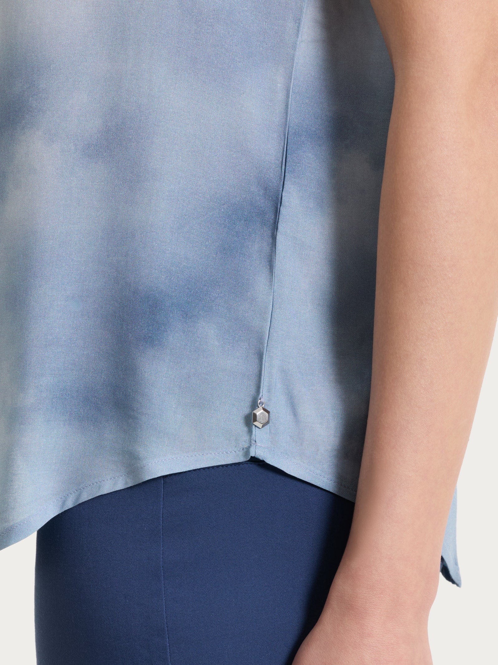 Blusa con manica corta e fantasia in EcoSeta - Fant. Blue Fog - Image 3