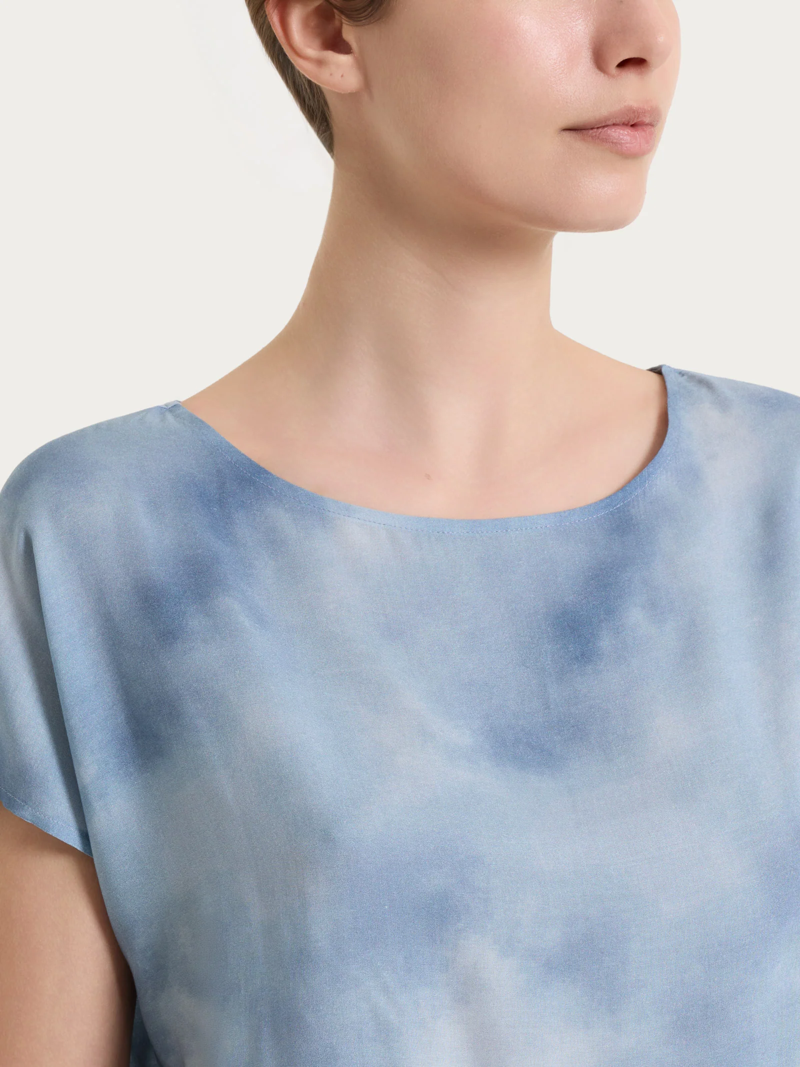 Blusa con manica corta e fantasia in EcoSeta - Fant. Blue Fog - Image 4