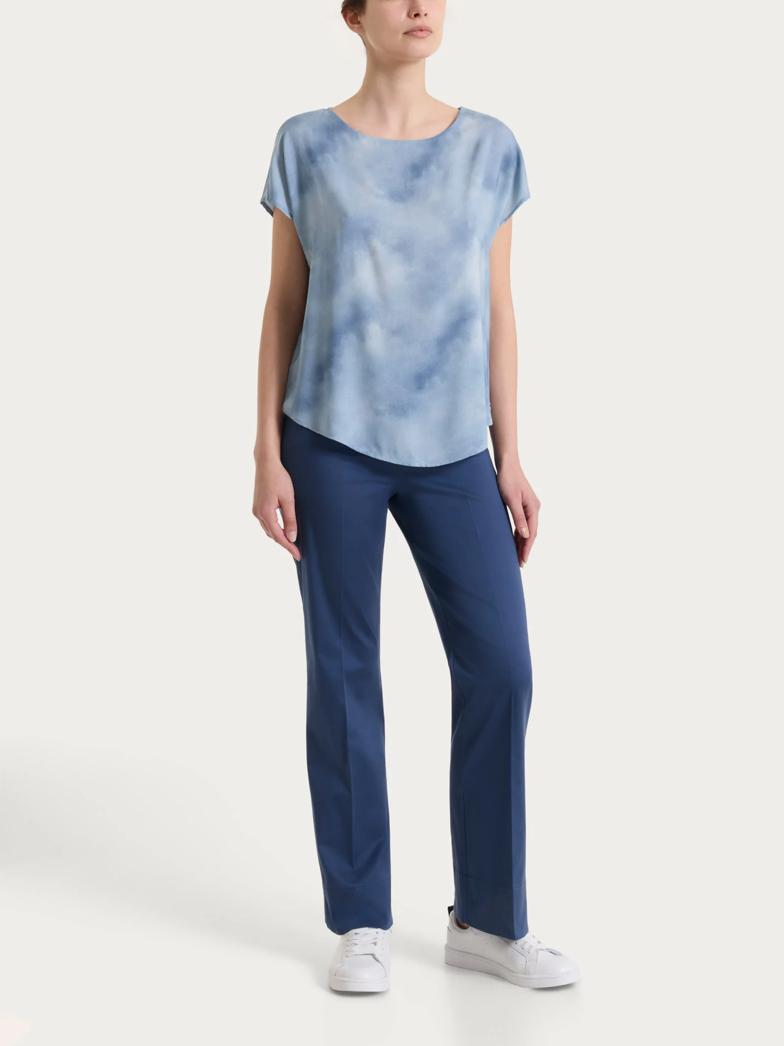 Blusa con manica corta e fantasia in EcoSeta - Fant. Blue Fog - Image 5