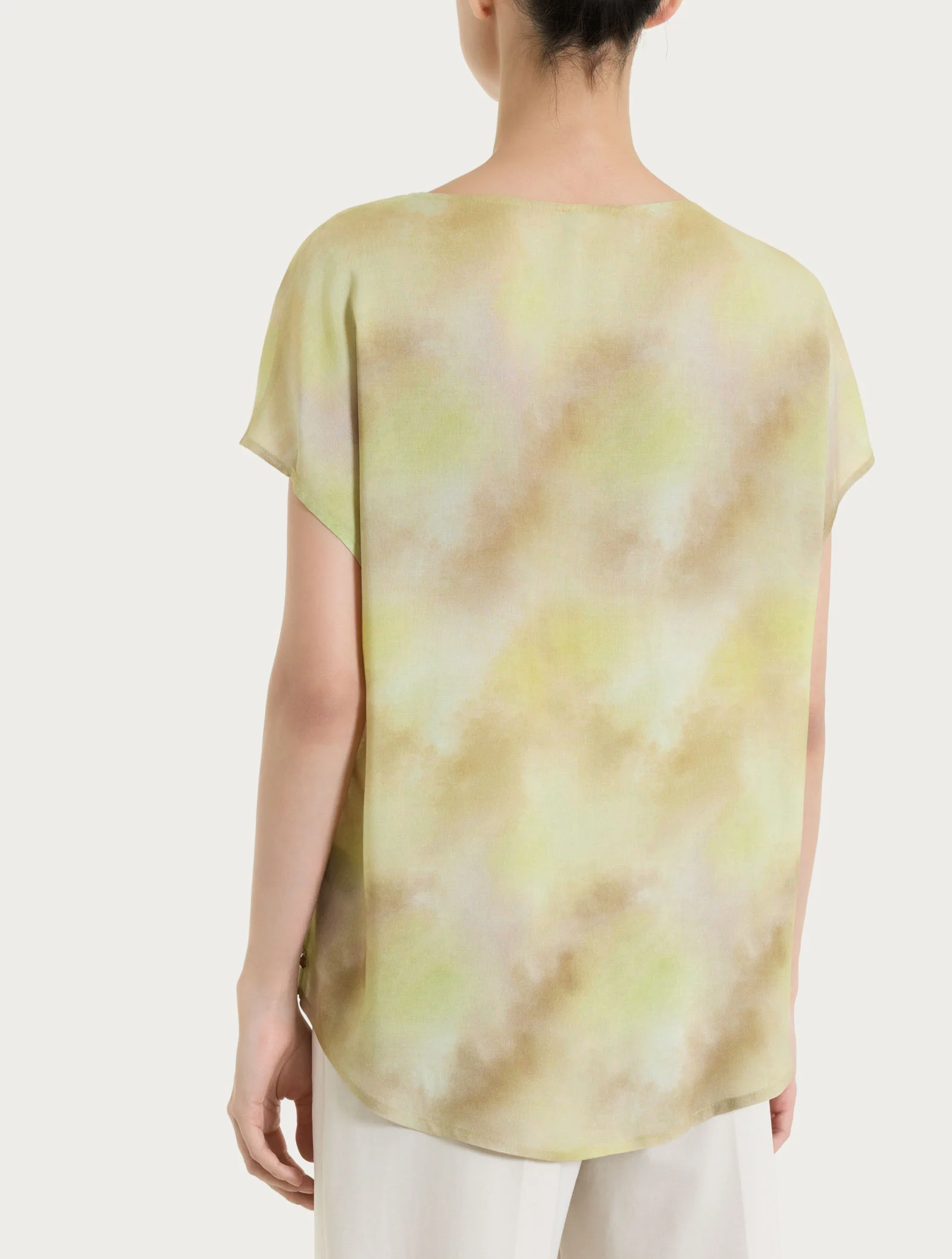 Blusa con manica corta e fantasia in EcoSeta - Fant. Khaki - Image 2