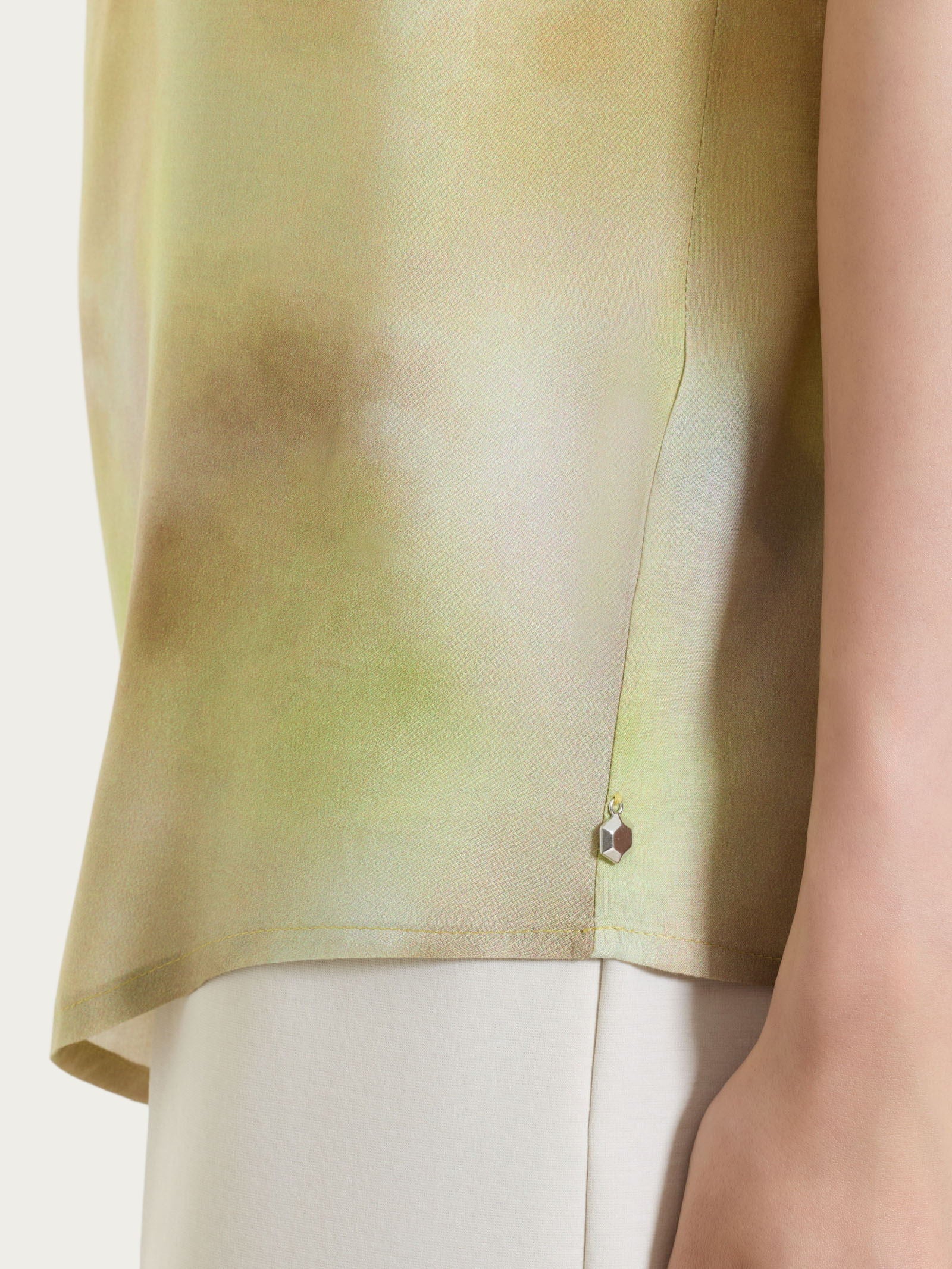Blusa con manica corta e fantasia in EcoSeta - Fant. Khaki - Image 3