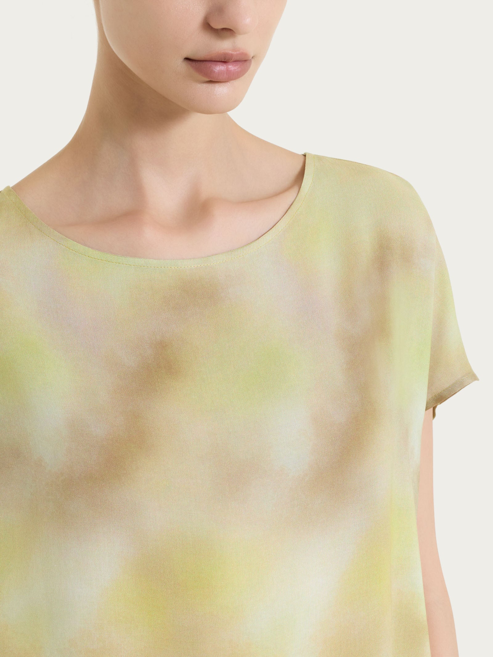 Blusa con manica corta e fantasia in EcoSeta - Fant. Khaki - Image 4