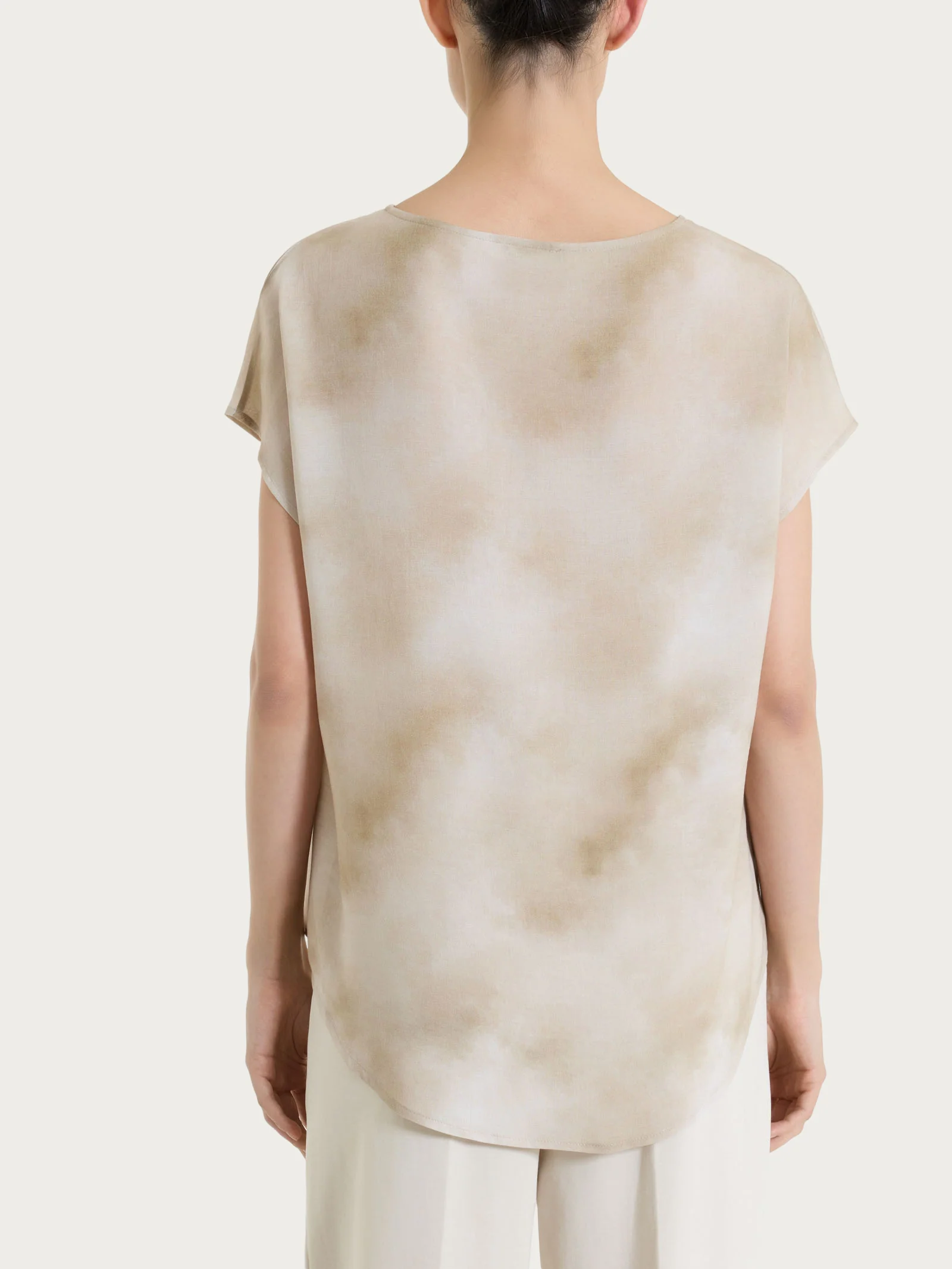 Blusa con manica corta e fantasia in EcoSeta - Fant. Crockery - Image 2