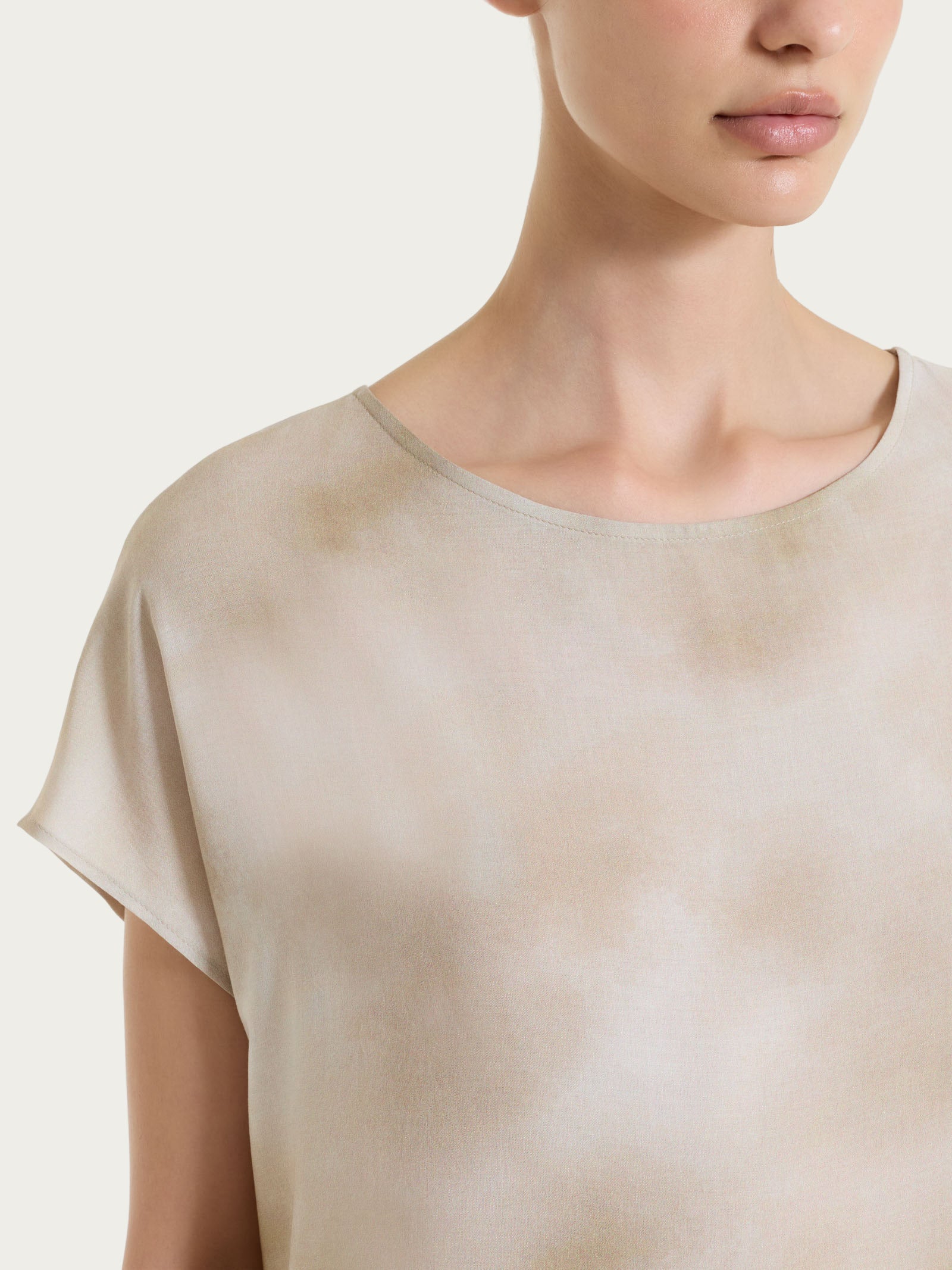 Blusa con manica corta e fantasia in EcoSeta - Fant. Crockery - Image 4