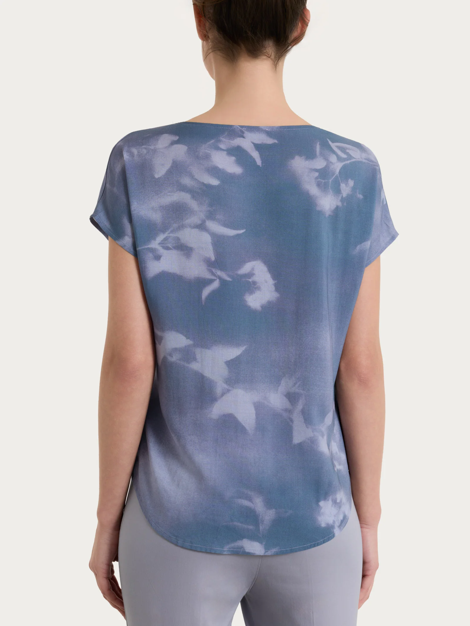 Blusa con manica corta e fantasia in EcoSeta - Fant. Gray Dawn - Image 2