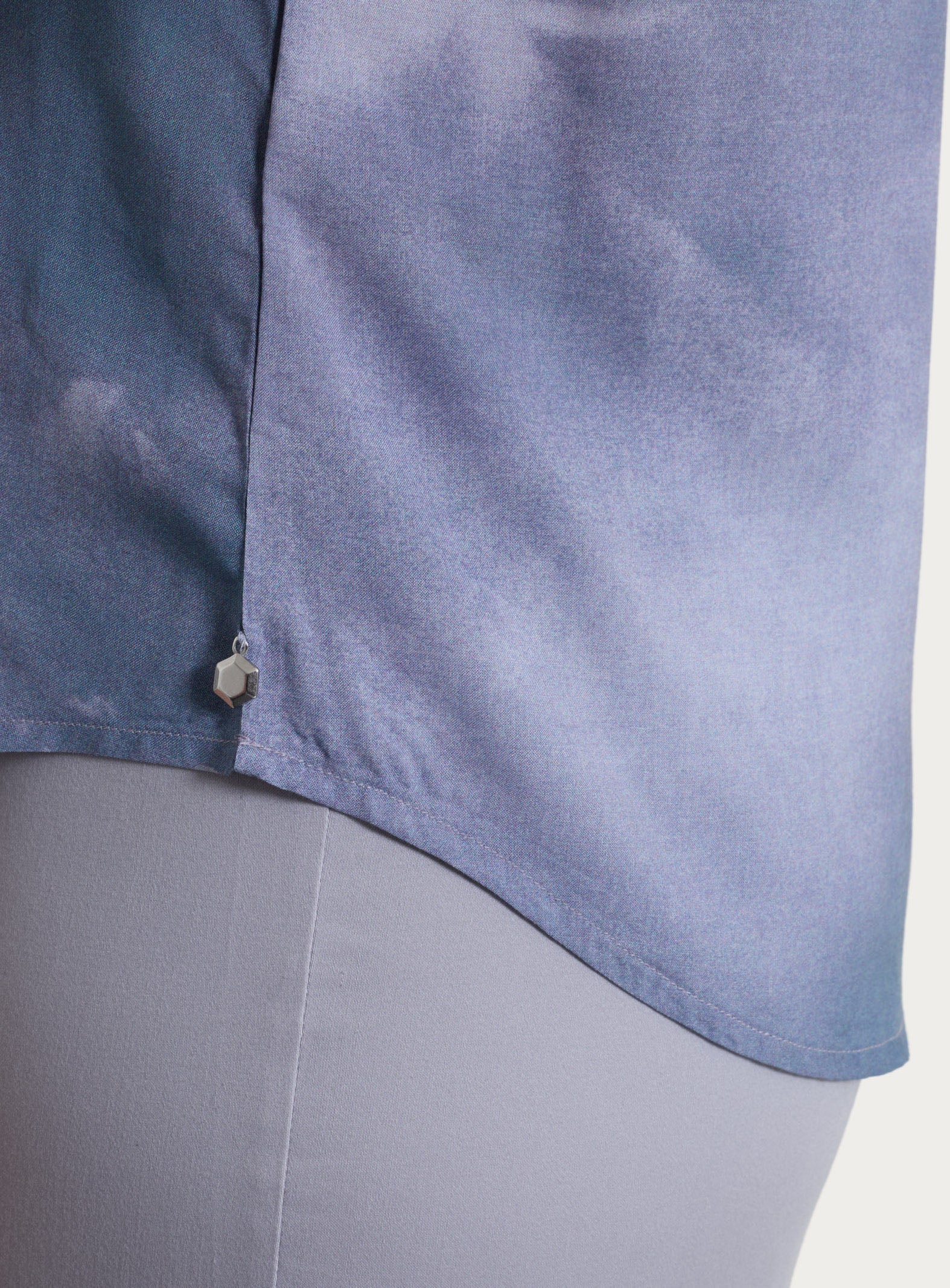 Blusa con manica corta e fantasia in EcoSeta - Fant. Gray Dawn - Image 3