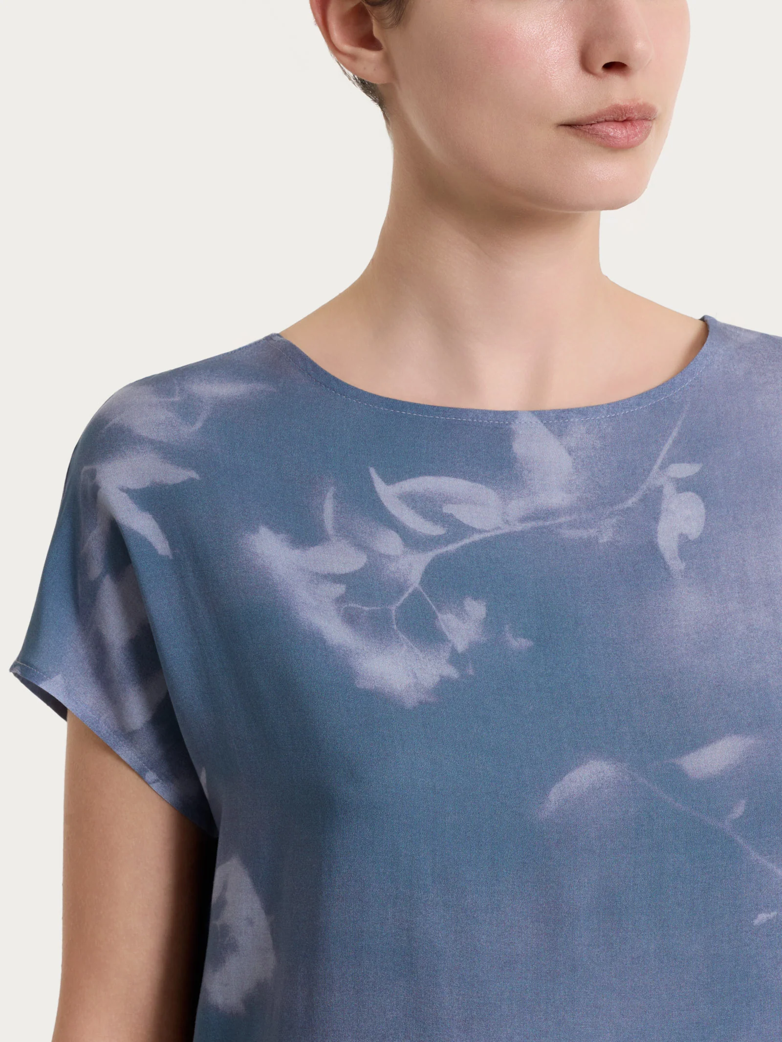 Blusa con manica corta e fantasia in EcoSeta - Fant. Gray Dawn - Image 4