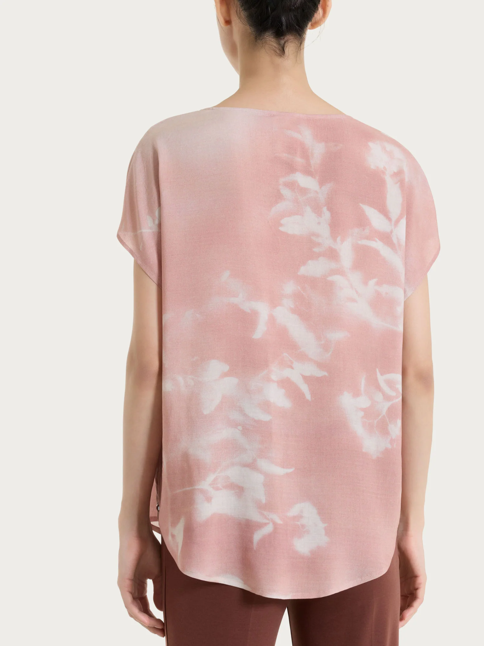 Blusa con manica corta e fantasia in EcoSeta - Fant. Almond Peach - Image 2