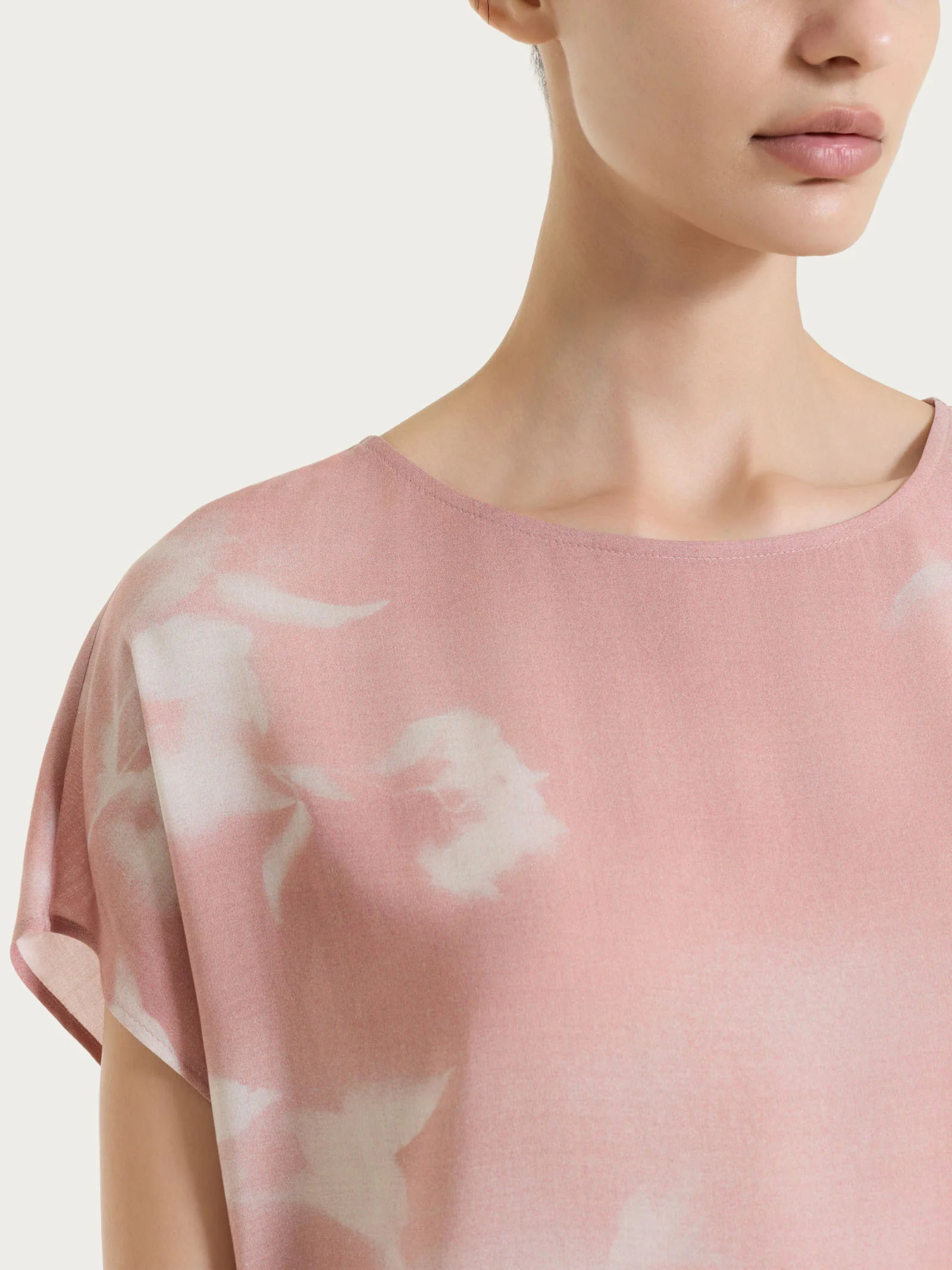 Blusa con manica corta e fantasia in EcoSeta - Fant. Almond Peach - Image 4