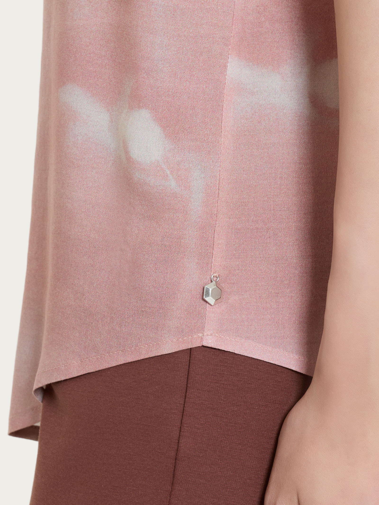 Blusa con manica corta e fantasia in EcoSeta - Fant. Almond Peach - Image 6