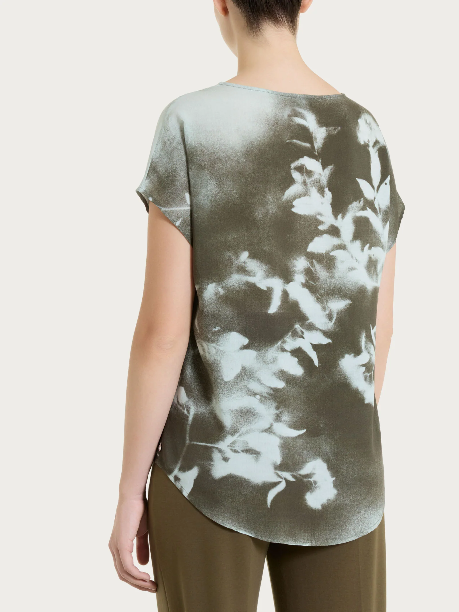 Blusa con manica corta e fantasia in EcoSeta - Fant. Foggy Dew - Image 2