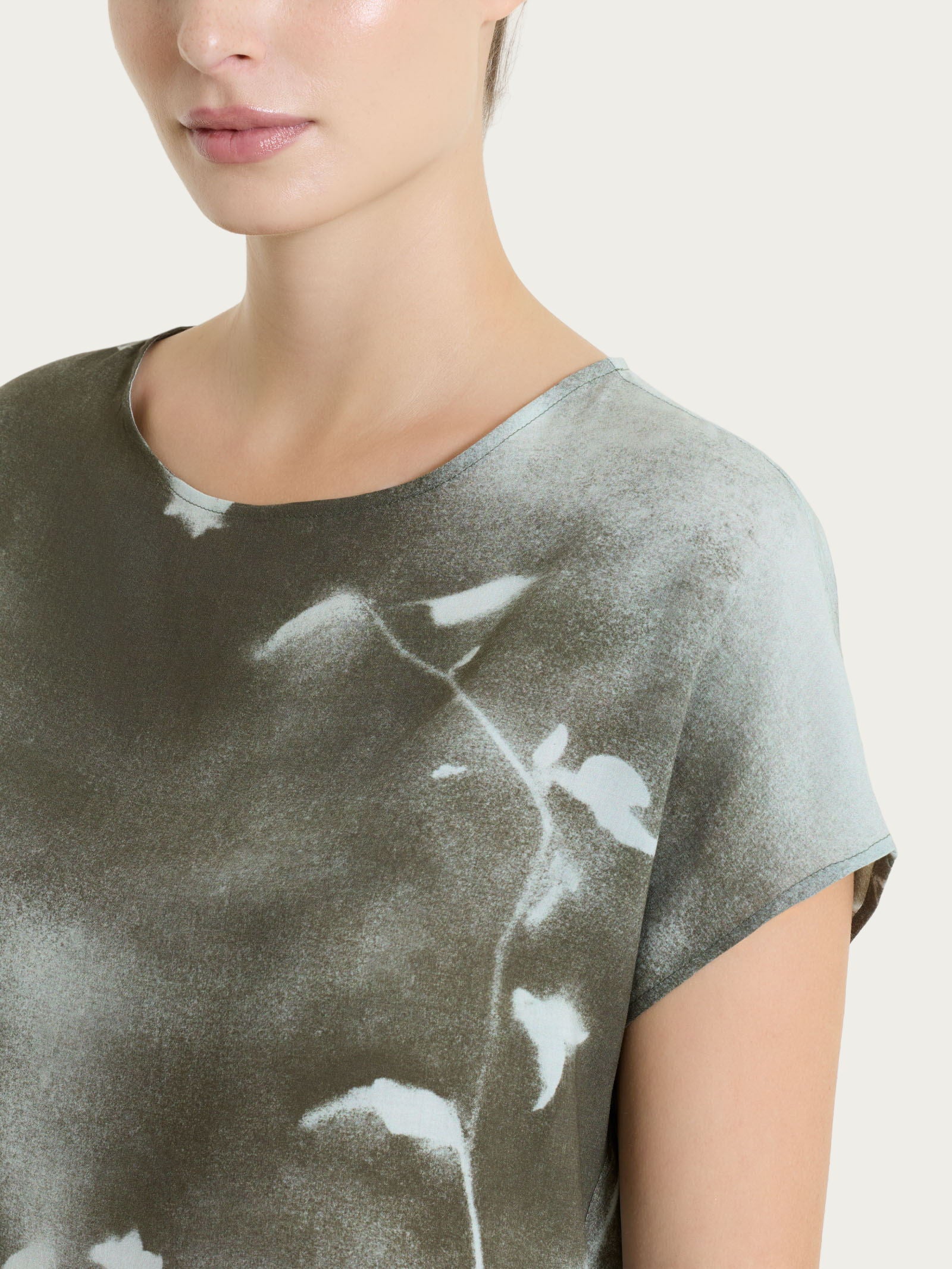 Blusa con manica corta e fantasia in EcoSeta - Fant. Foggy Dew - Image 4