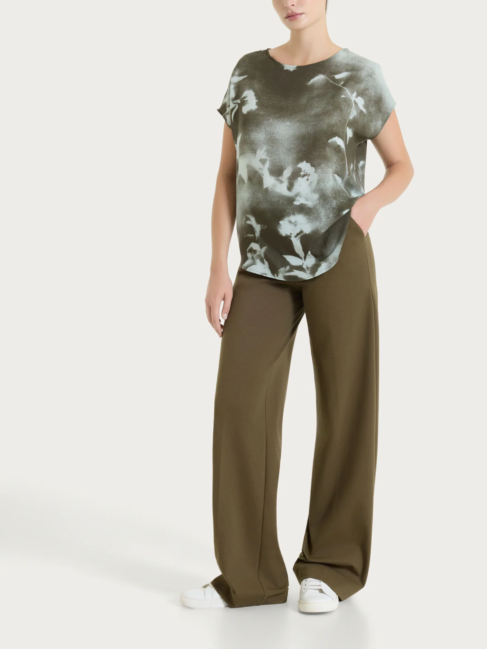 Blusa con manica corta e fantasia in EcoSeta - Fant. Foggy Dew - Image 5