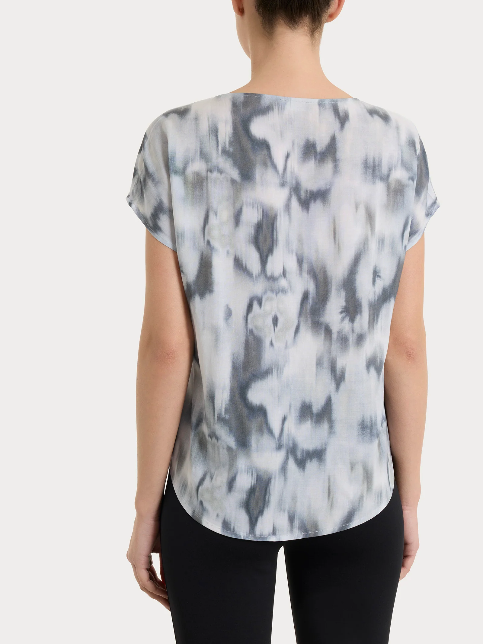 Blusa con manica corta e fantasia in EcoSeta - Fant. Turbulence - Image 2