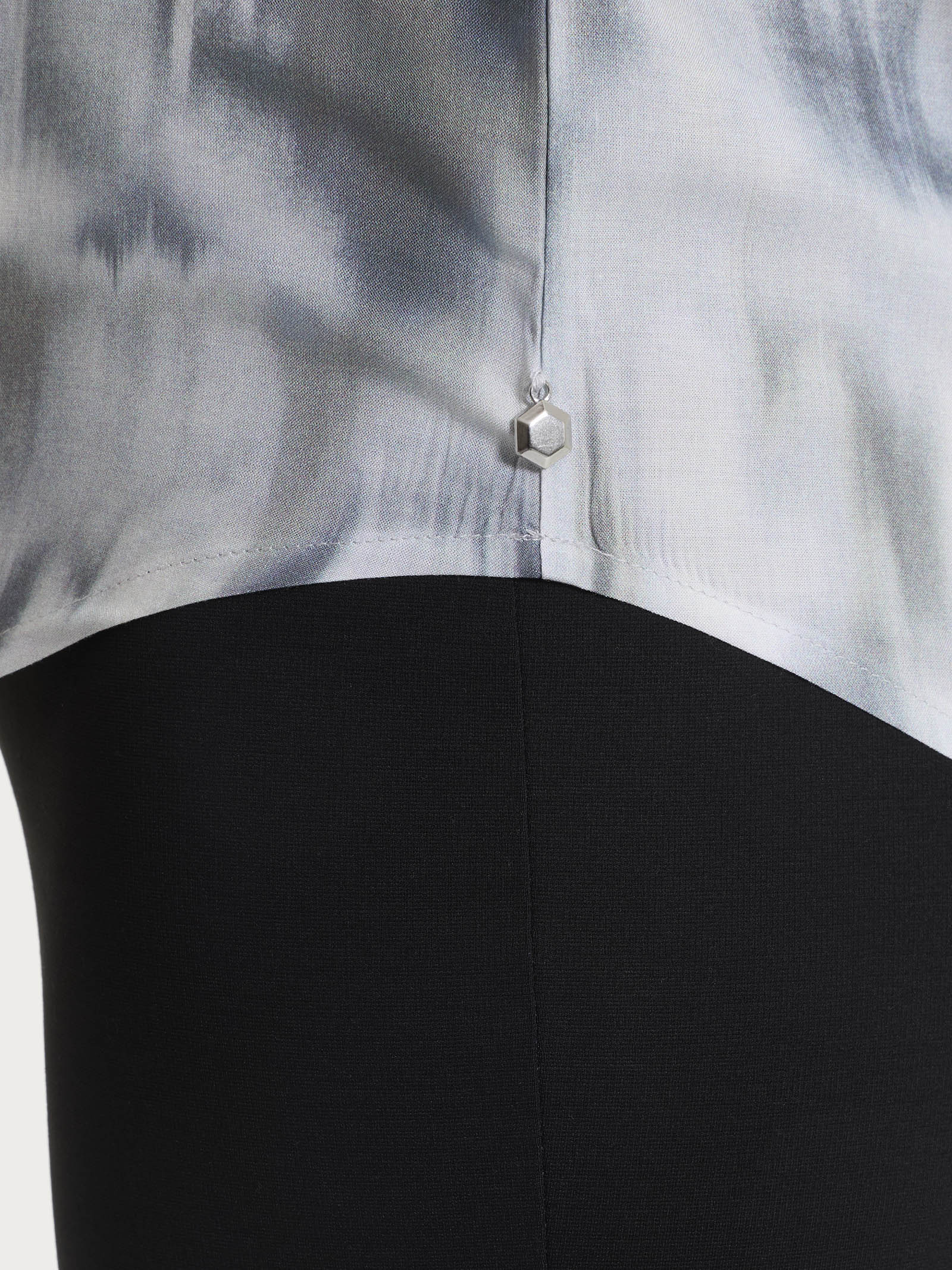 Blusa con manica corta e fantasia in EcoSeta - Fant. Turbulence - Image 3