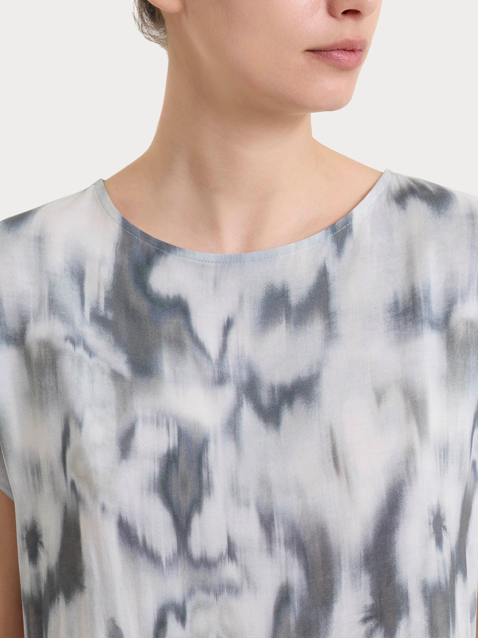 Blusa con manica corta e fantasia in EcoSeta - Fant. Turbulence - Image 4