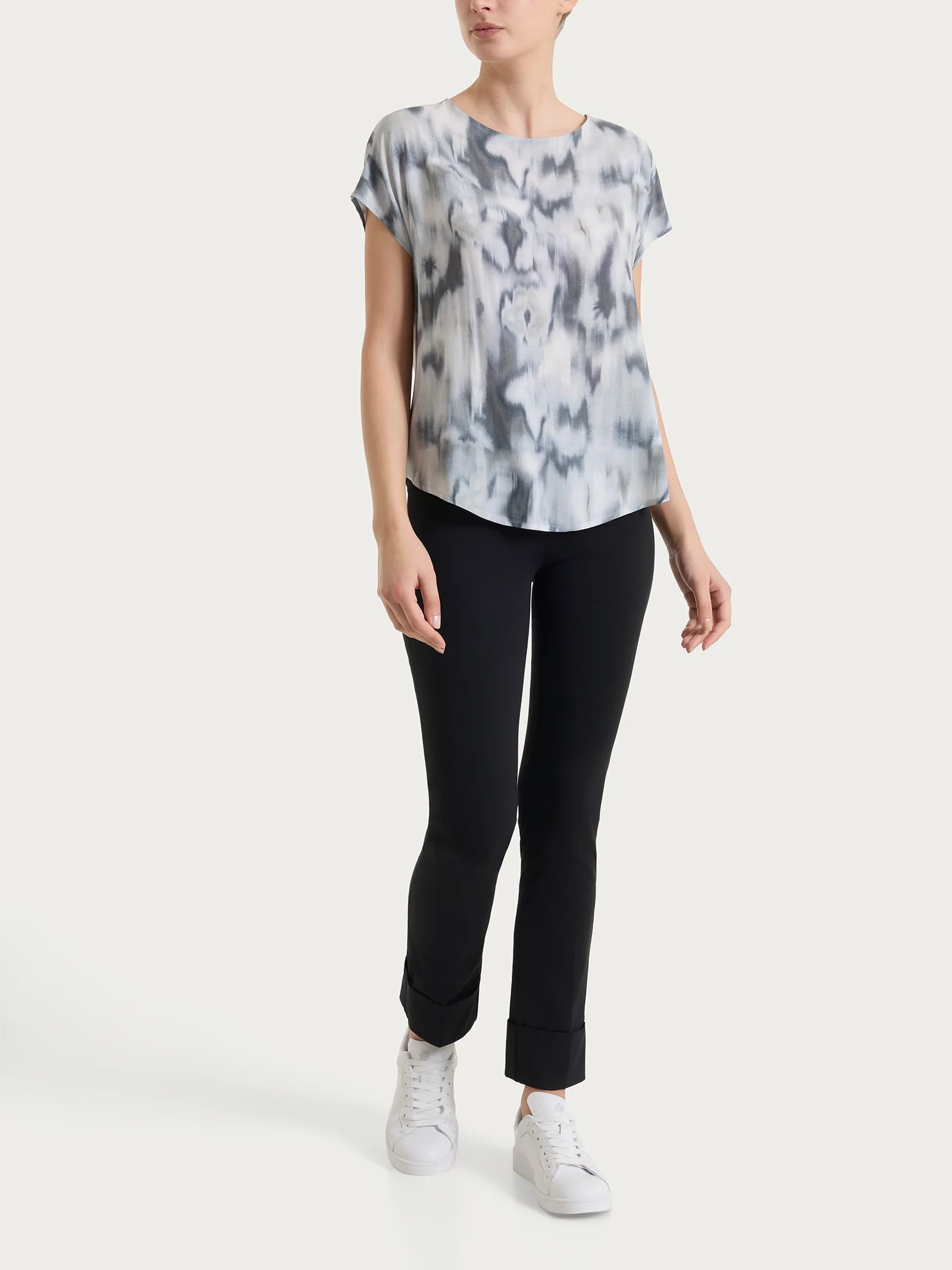 Blusa con manica corta e fantasia in EcoSeta - Fant. Turbulence - Image 5