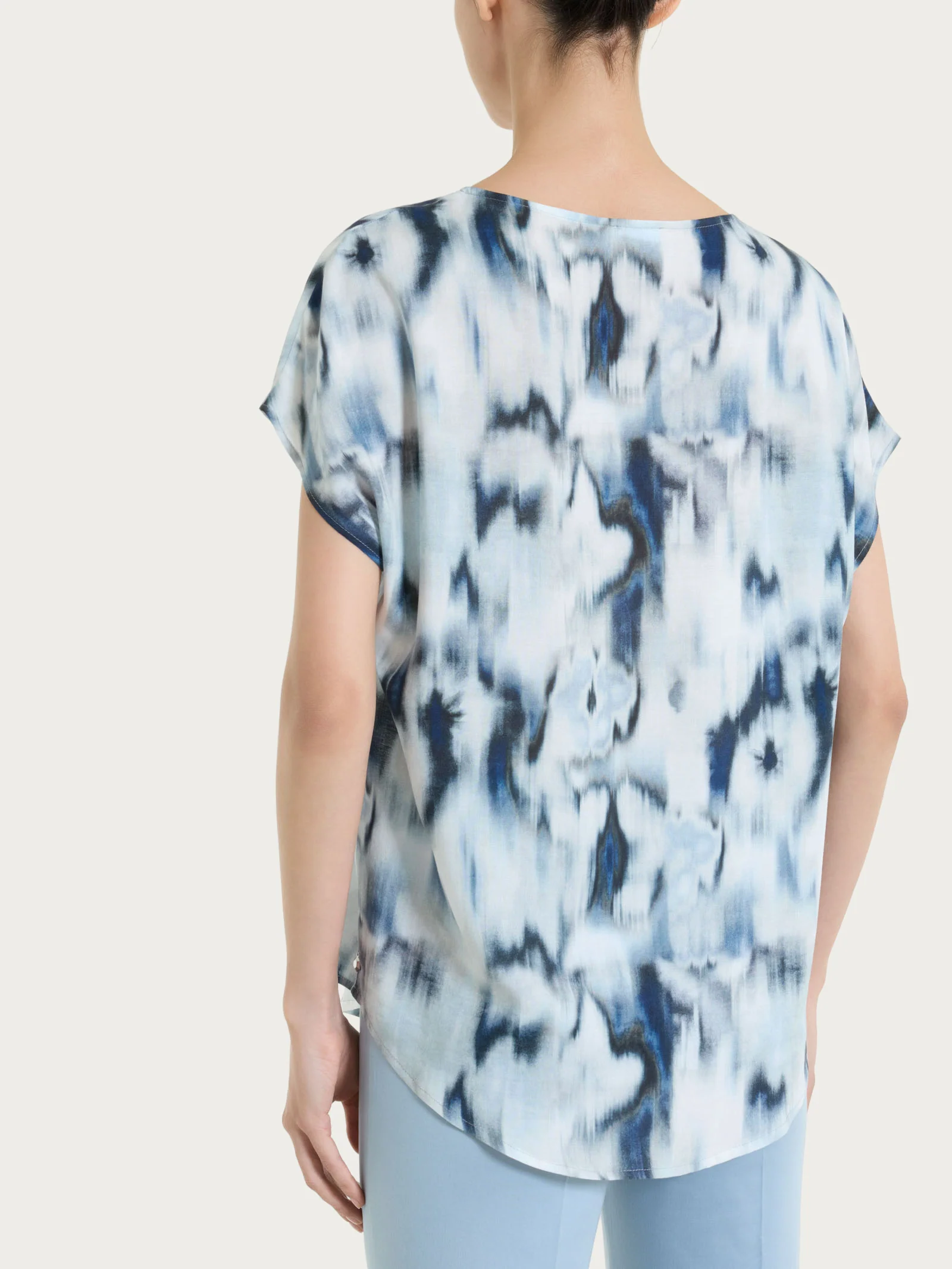Blusa con manica corta e fantasia in EcoSeta - Fant. Oceana - Image 2