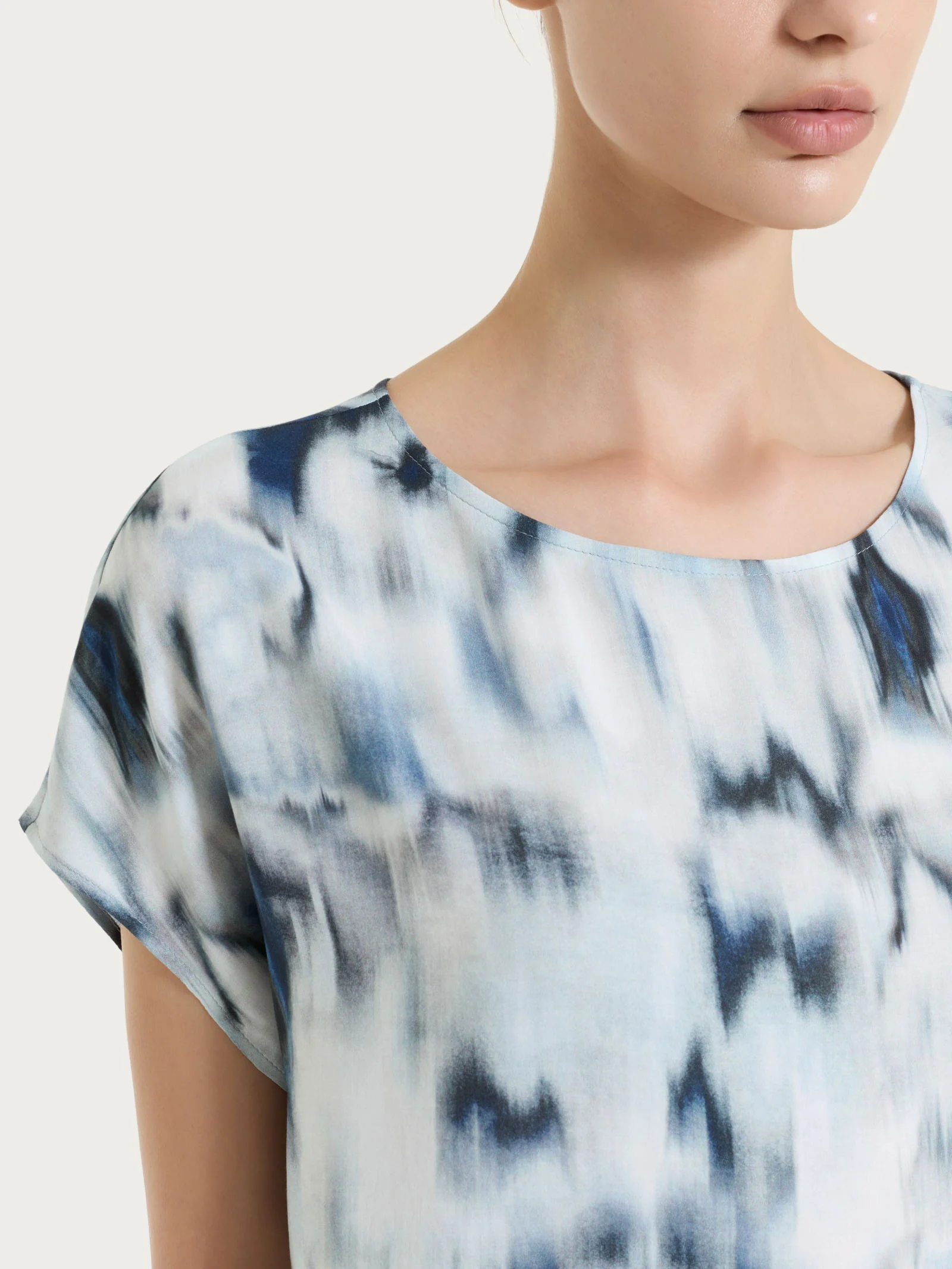 Blusa con manica corta e fantasia in EcoSeta - Fant. Oceana - Image 4