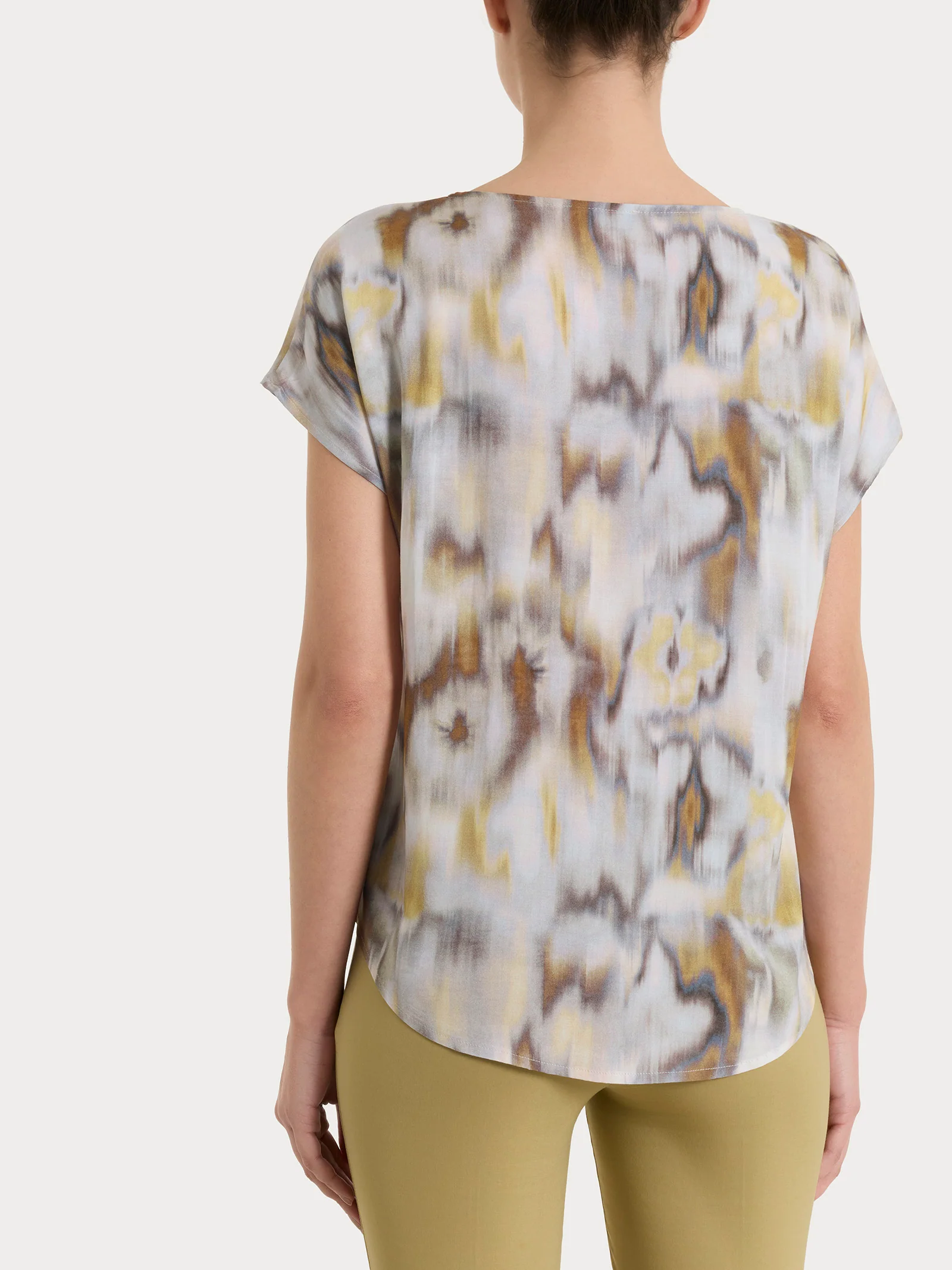 Blusa con manica corta e fantasia in EcoSeta - Fant. Khaki - Image 2