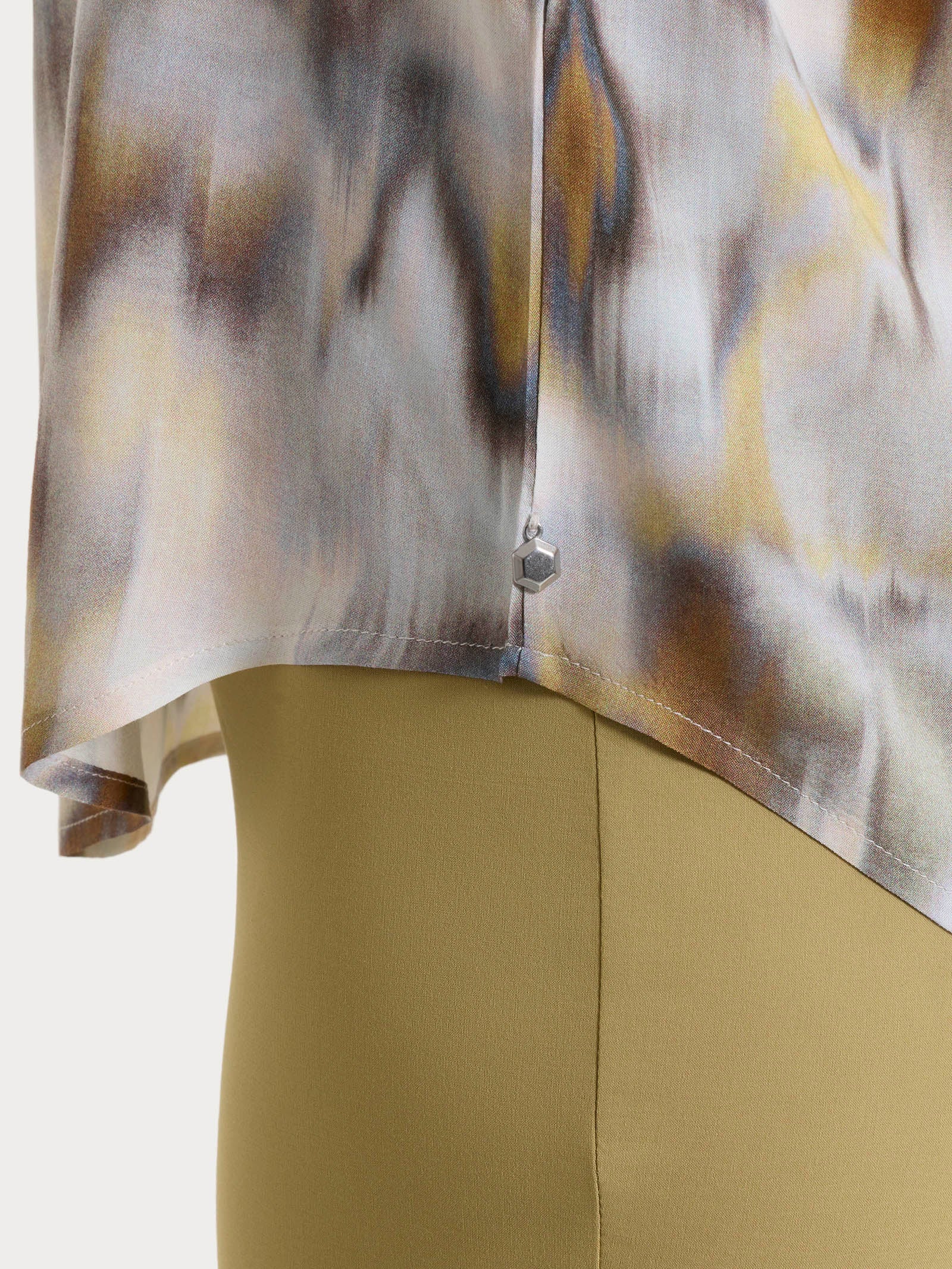 Blusa con manica corta e fantasia in EcoSeta - Fant. Khaki - Image 3