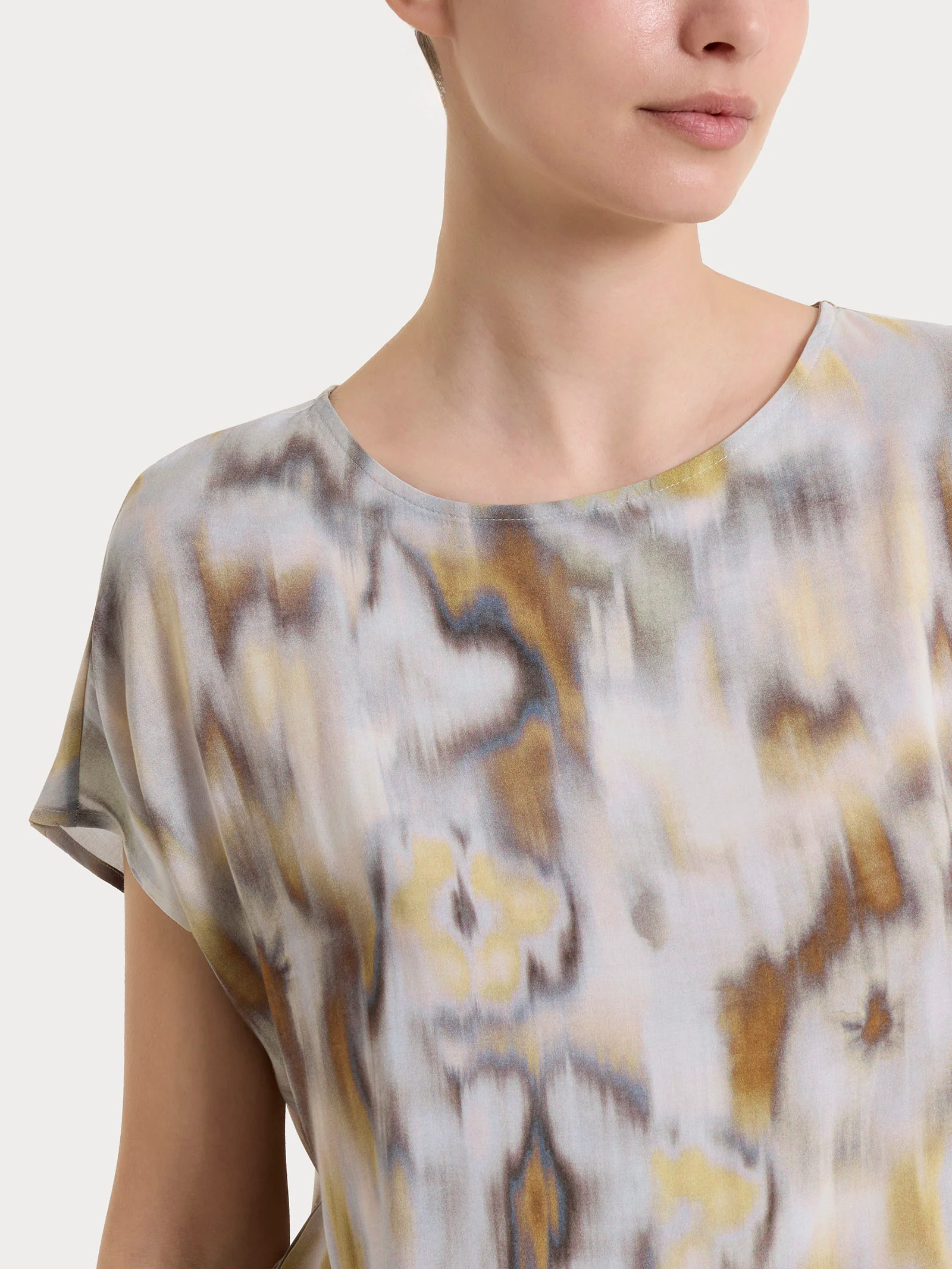 Blusa con manica corta e fantasia in EcoSeta - Fant. Khaki - Image 4
