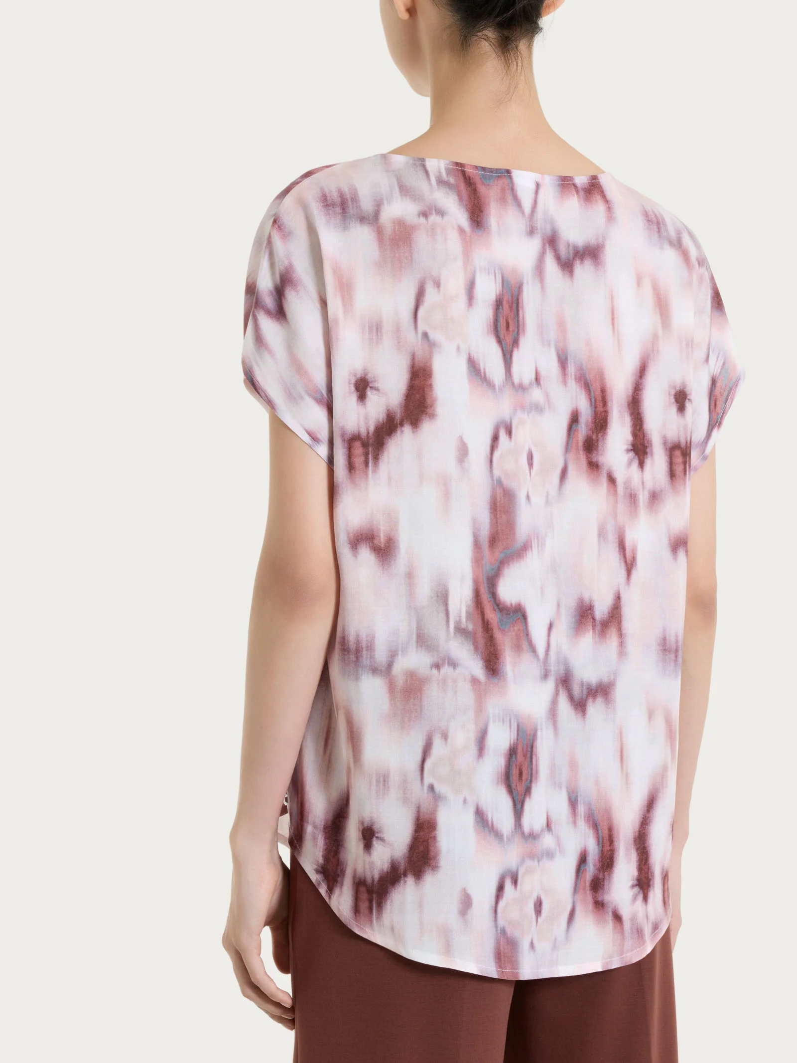 Blusa con manica corta e fantasia in EcoSeta - Fant. Mahogany - Image 2