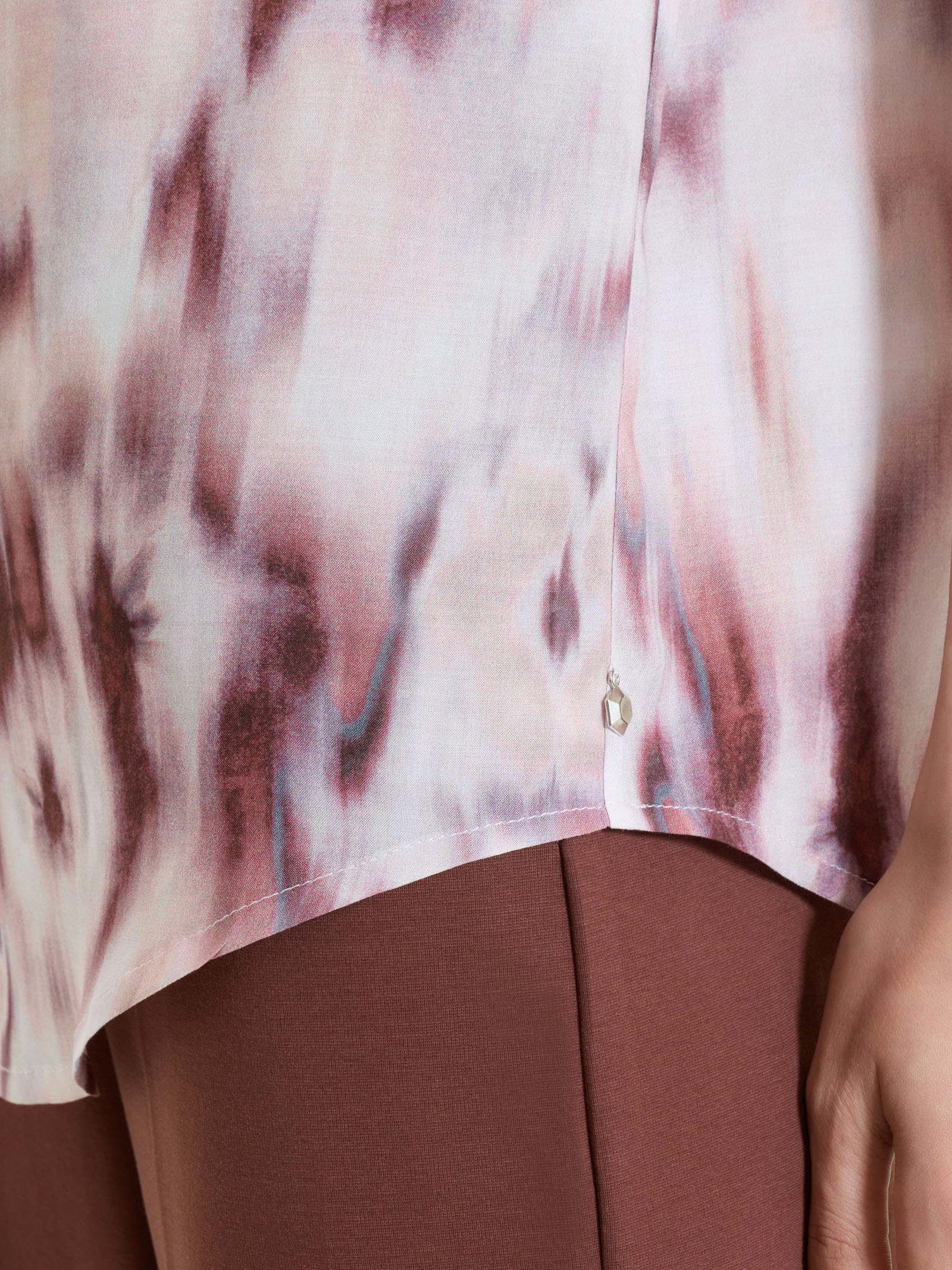 Blusa con manica corta e fantasia in EcoSeta - Fant. Mahogany - Image 3