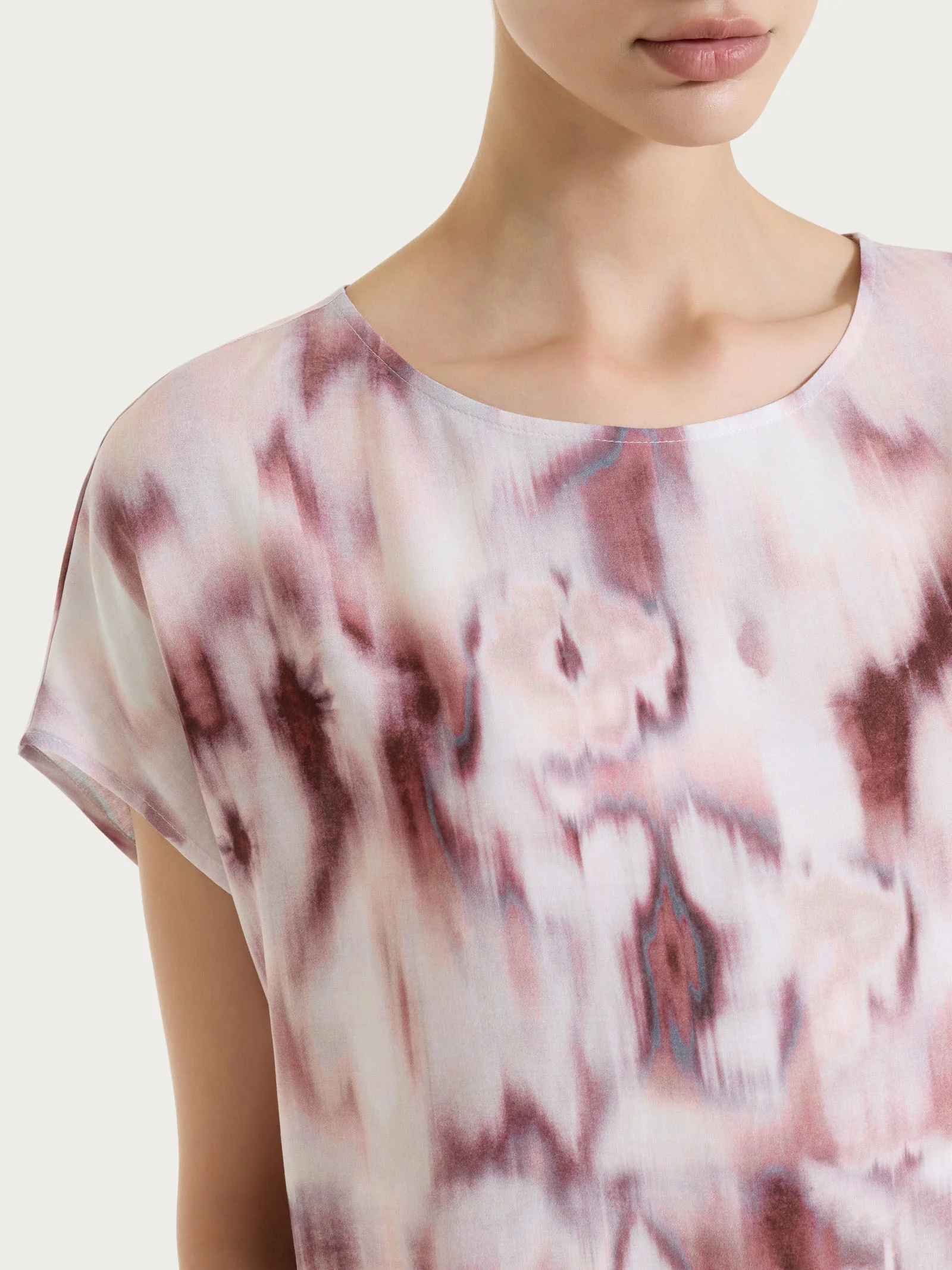 Blusa con manica corta e fantasia in EcoSeta - Fant. Mahogany - Image 4