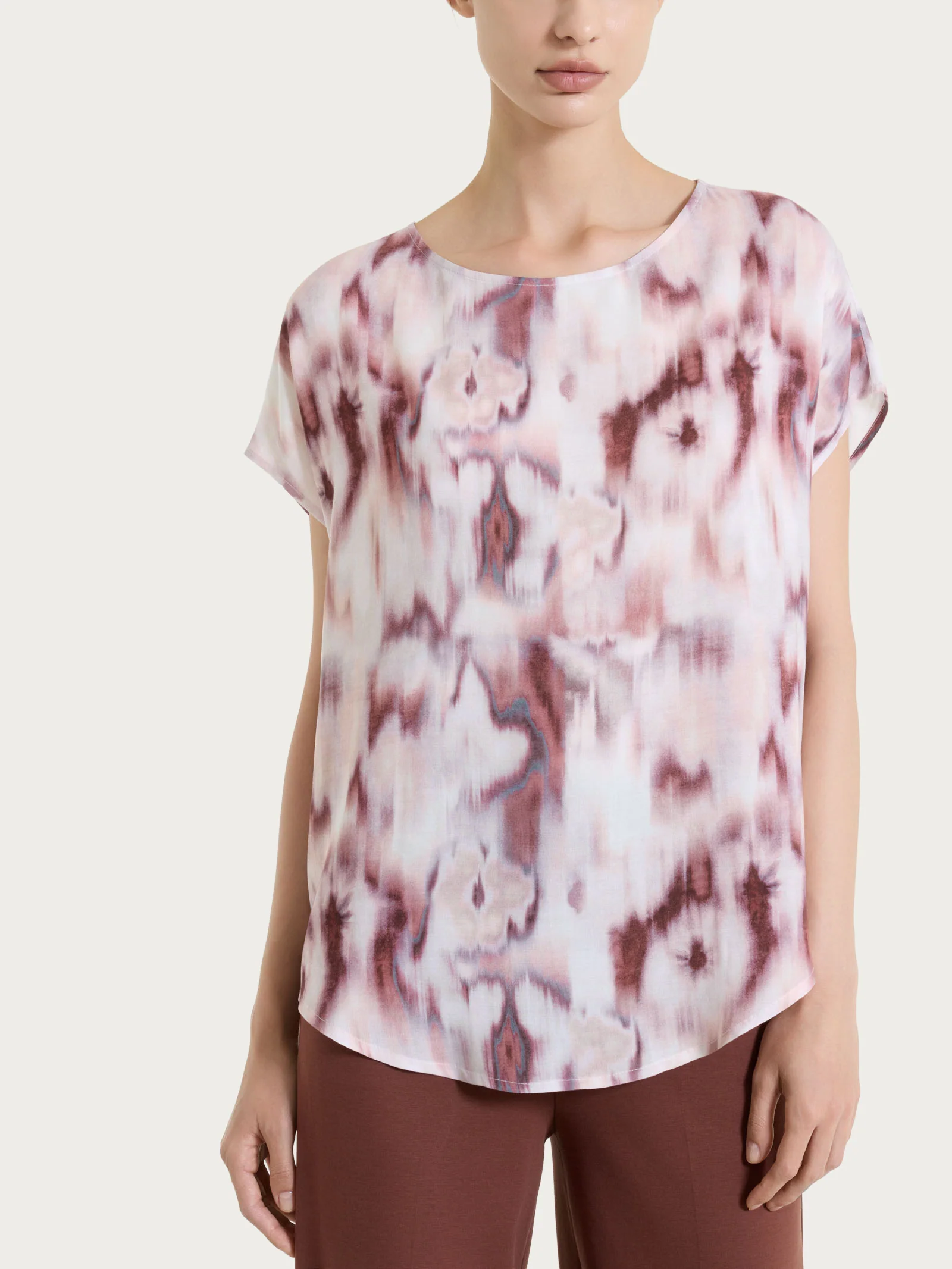 Blusa con manica corta e fantasia in EcoSeta - Fant. Mahogany - Image 6